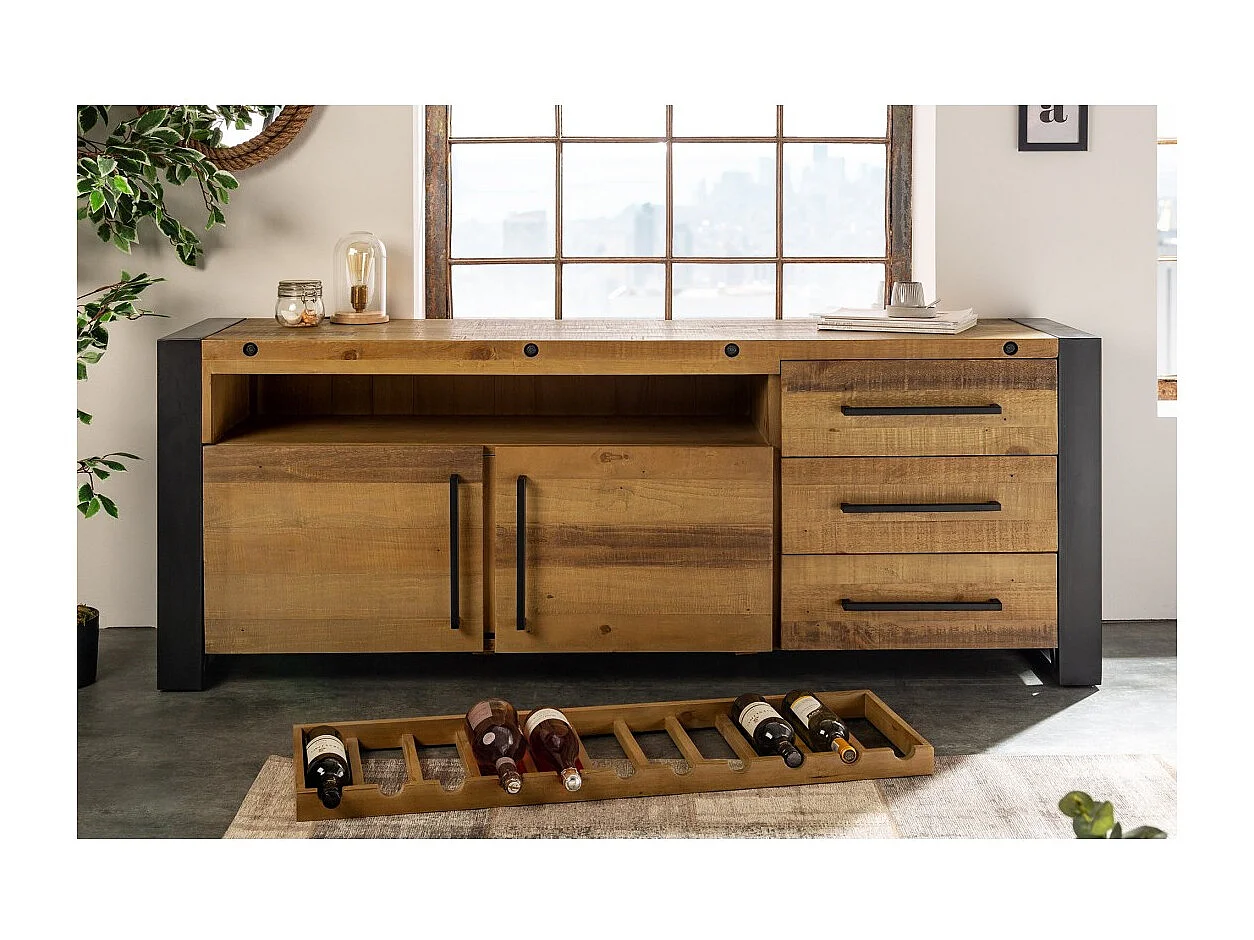 Buffet CAVARA 195 cm – Massief vintage bruin grenen en zwart metaal – 2 deuren, 3 laden en wijnrek
