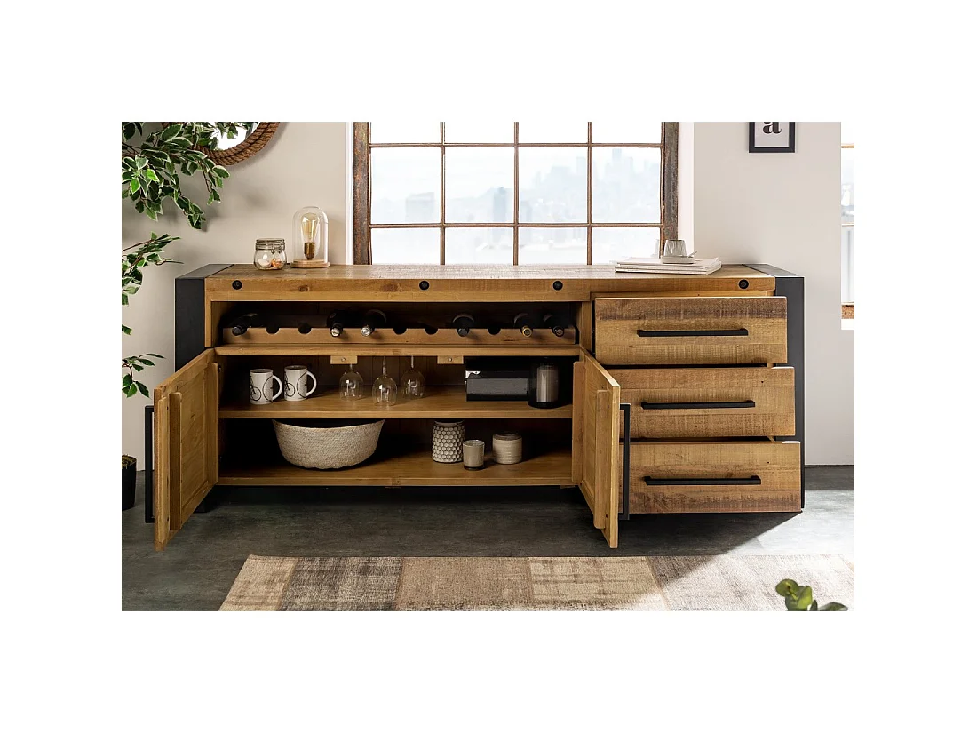 Buffet CAVARA 195 cm – Pino macizo vintage marrón y metal negro – 2 puertas, 3 cajones y botellero
