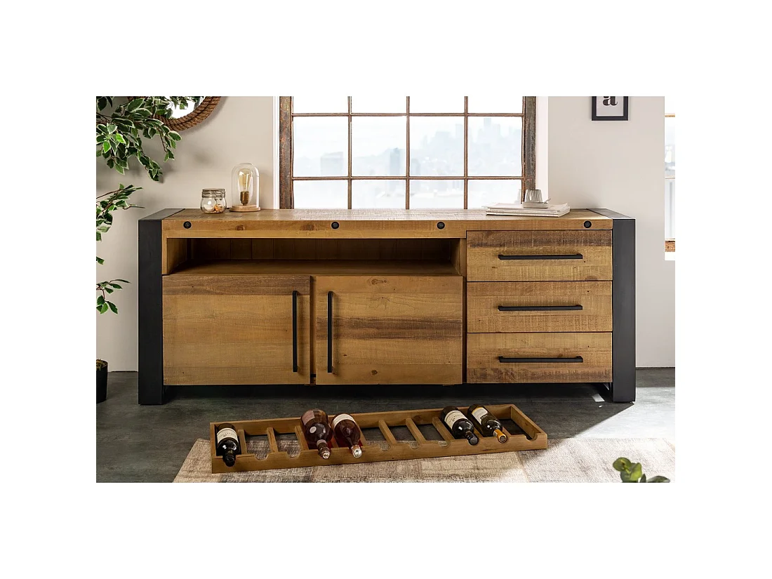 Buffet CAVARA 195 cm – Pino macizo vintage marrón y metal negro – 2 puertas, 3 cajones y botellero