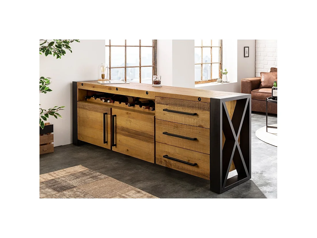 Buffet CAVARA 195 cm – Pino macizo vintage marrón y metal negro – 2 puertas, 3 cajones y botellero