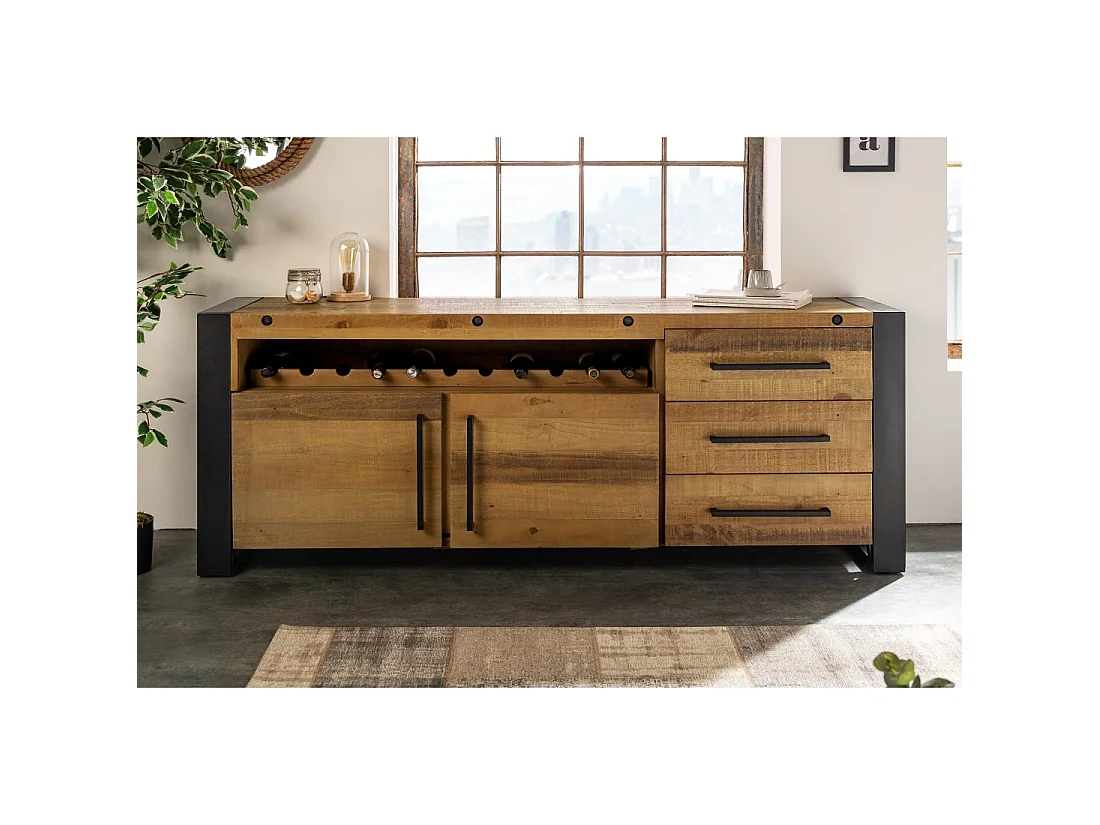 Buffet CAVARA 195 cm – Pino macizo vintage marrón y metal negro – 2 puertas, 3 cajones y botellero