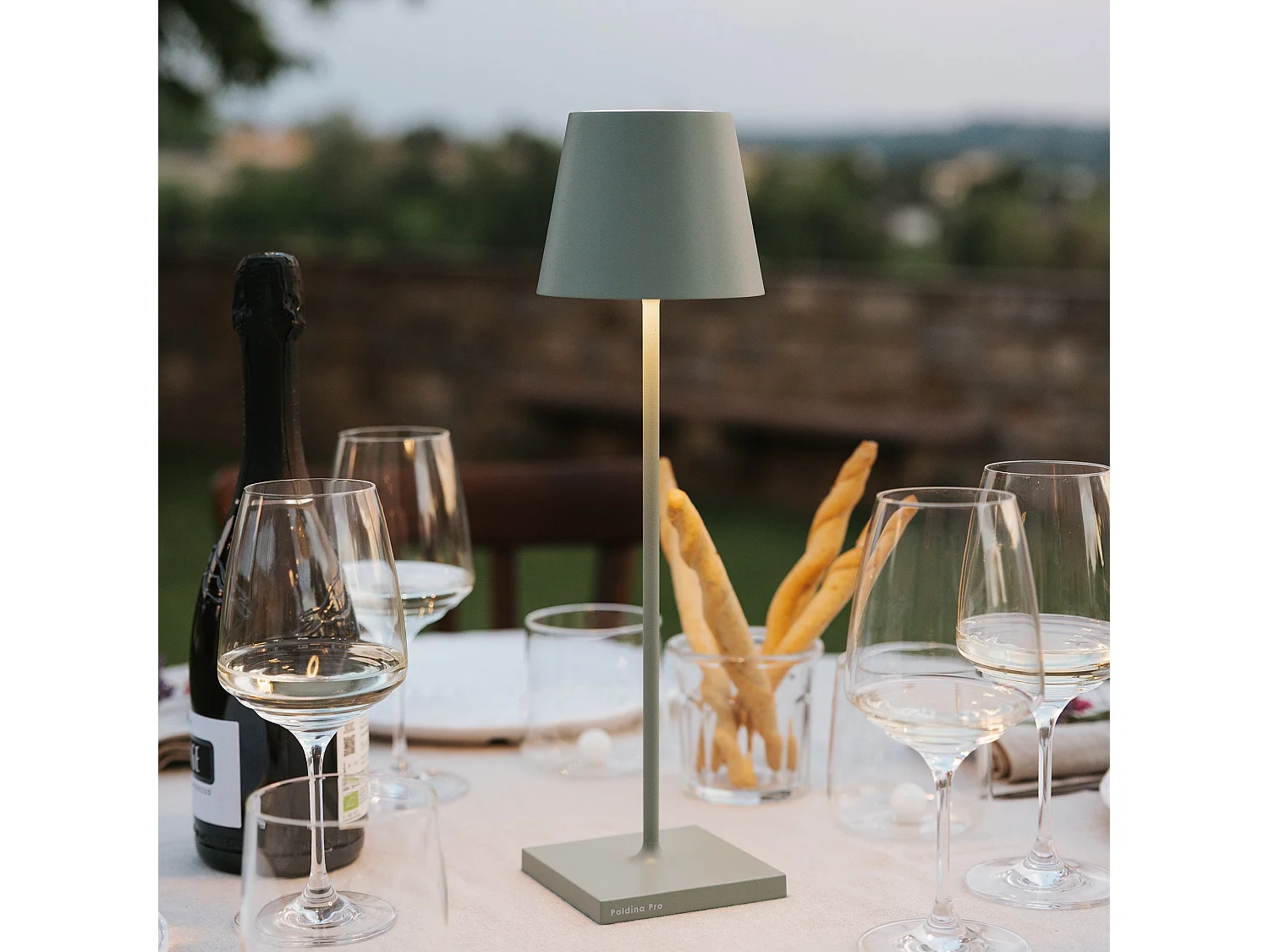 Zafferano Lampada a led da tavolo Poldina Pro Verde Salvia ricaricabile e dimmerabile con batteria fino a 12 ore. Da uso esterno IP65