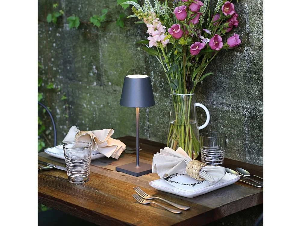 Lámpara de mesa LED recargable y regulable Zafferano Poldina Pro Mini gris oscuro con duración de batería de hasta 12 horas