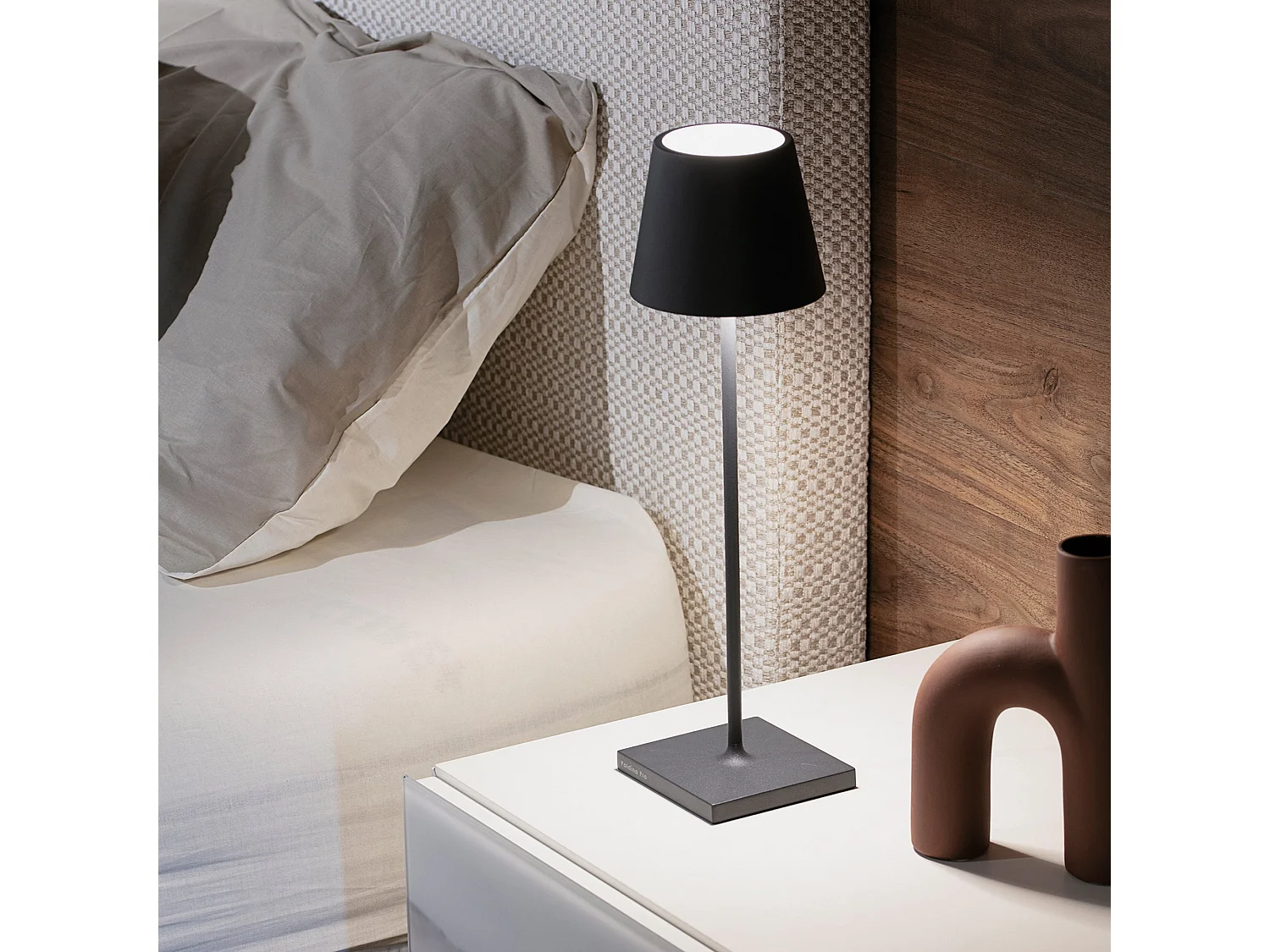 Lámpara de mesa LED Zafferano Poldina Pro gris oscuro recargable regulable hasta 12 h IP65 apta exterior