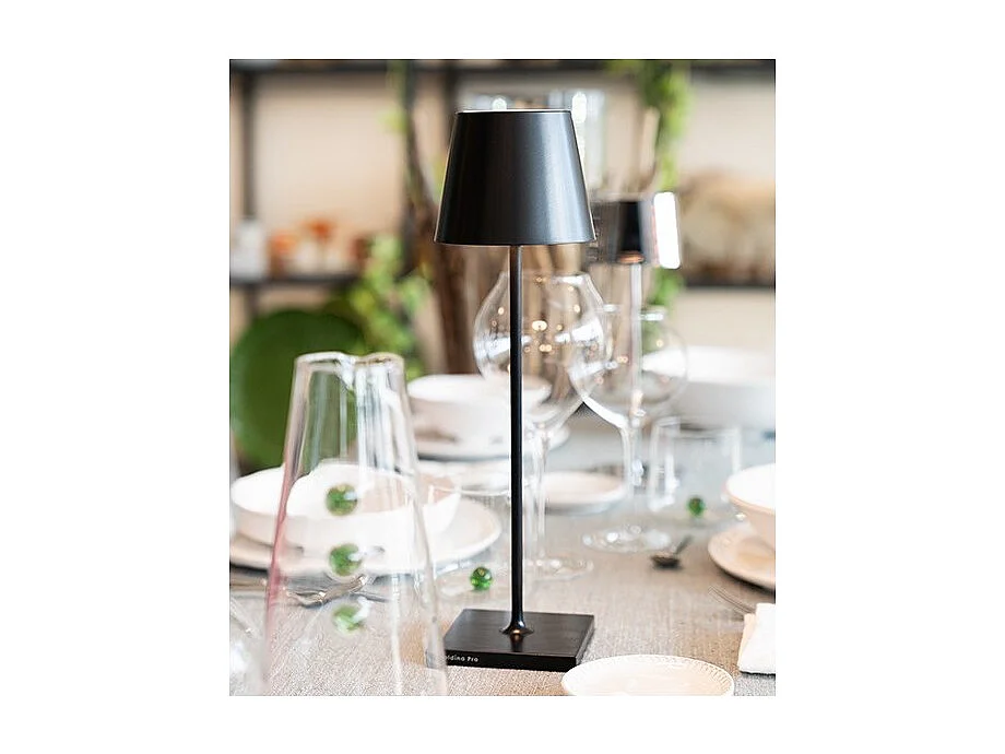 Lampa stołowa LED Zafferano Poldina Pro Black, akumulatorowa i ściemnialna, z czasem pracy baterii do 12 godzin. Nadaje się do użytku na zewnątrz