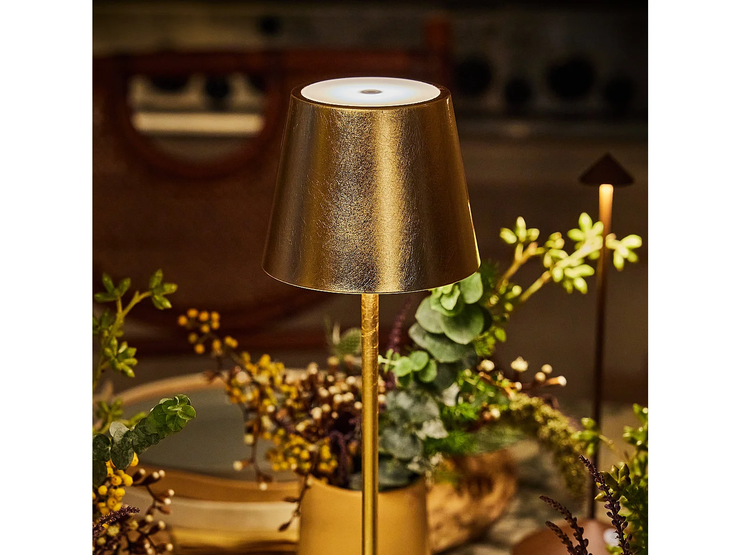 Lampe de table LED Zafferano Poldina Pro Gold Leaf, rechargeable et dimmable, avec une autonomie allant jusqu'à 12 heures.