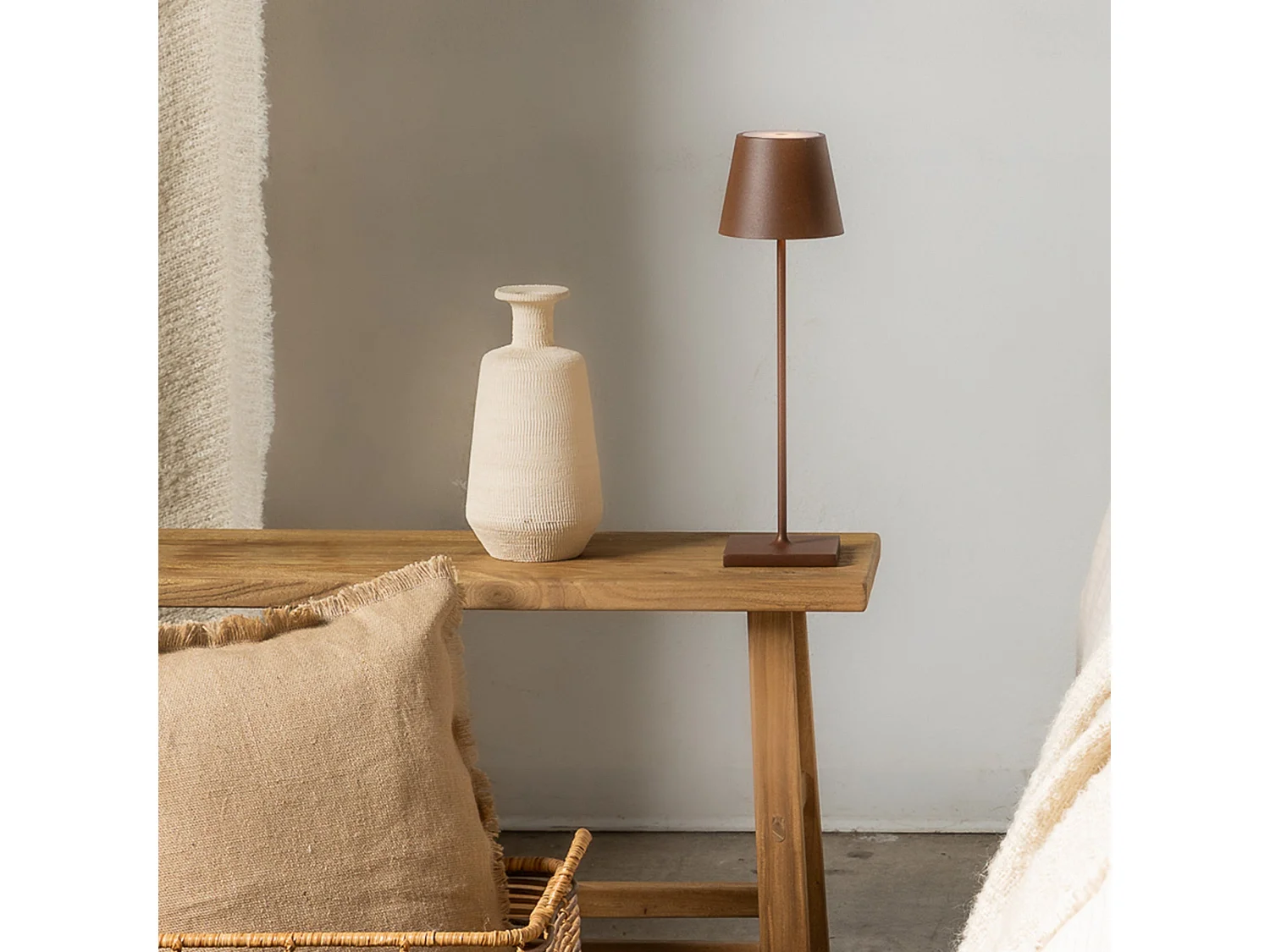 Saffron Poldina Pro Corten LED-bordlampe, genopladelig og dæmpbar, med en batterilevetid på op til 12 timer. Velegnet til udendørs brug, IP65-klassificeret.