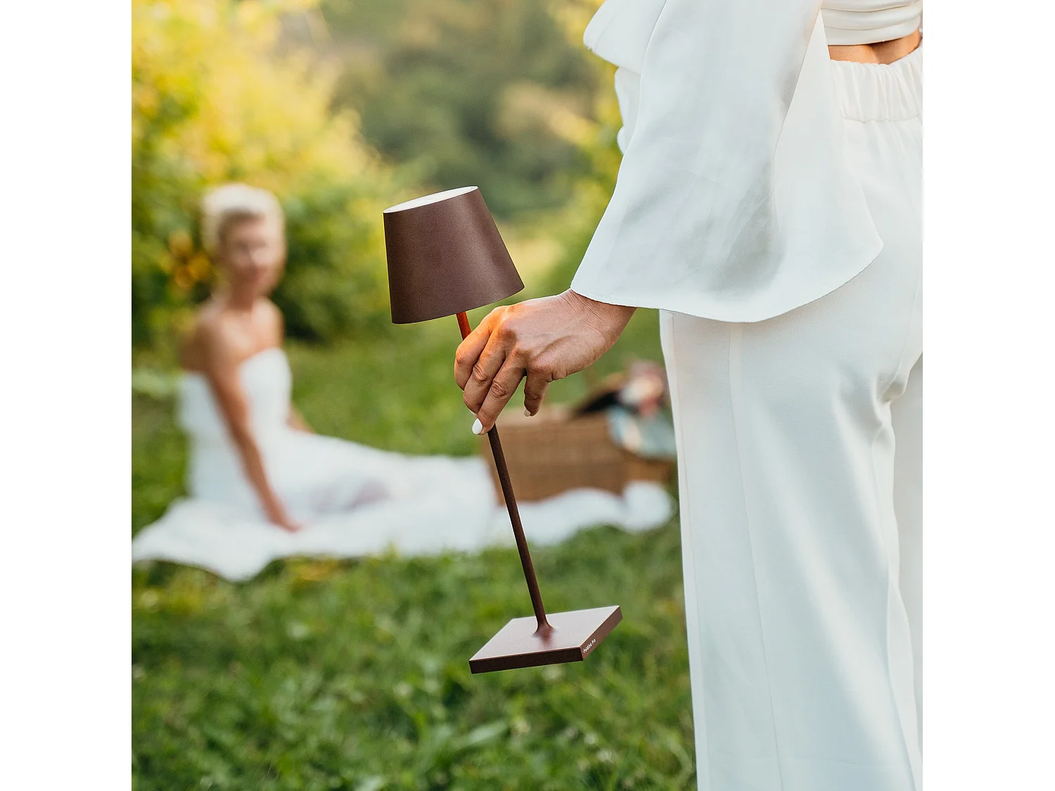 Saffron Poldina Pro Corten LED-bordlampe, genopladelig og dæmpbar, med en batterilevetid på op til 12 timer. Velegnet til udendørs brug, IP65-klassificeret.