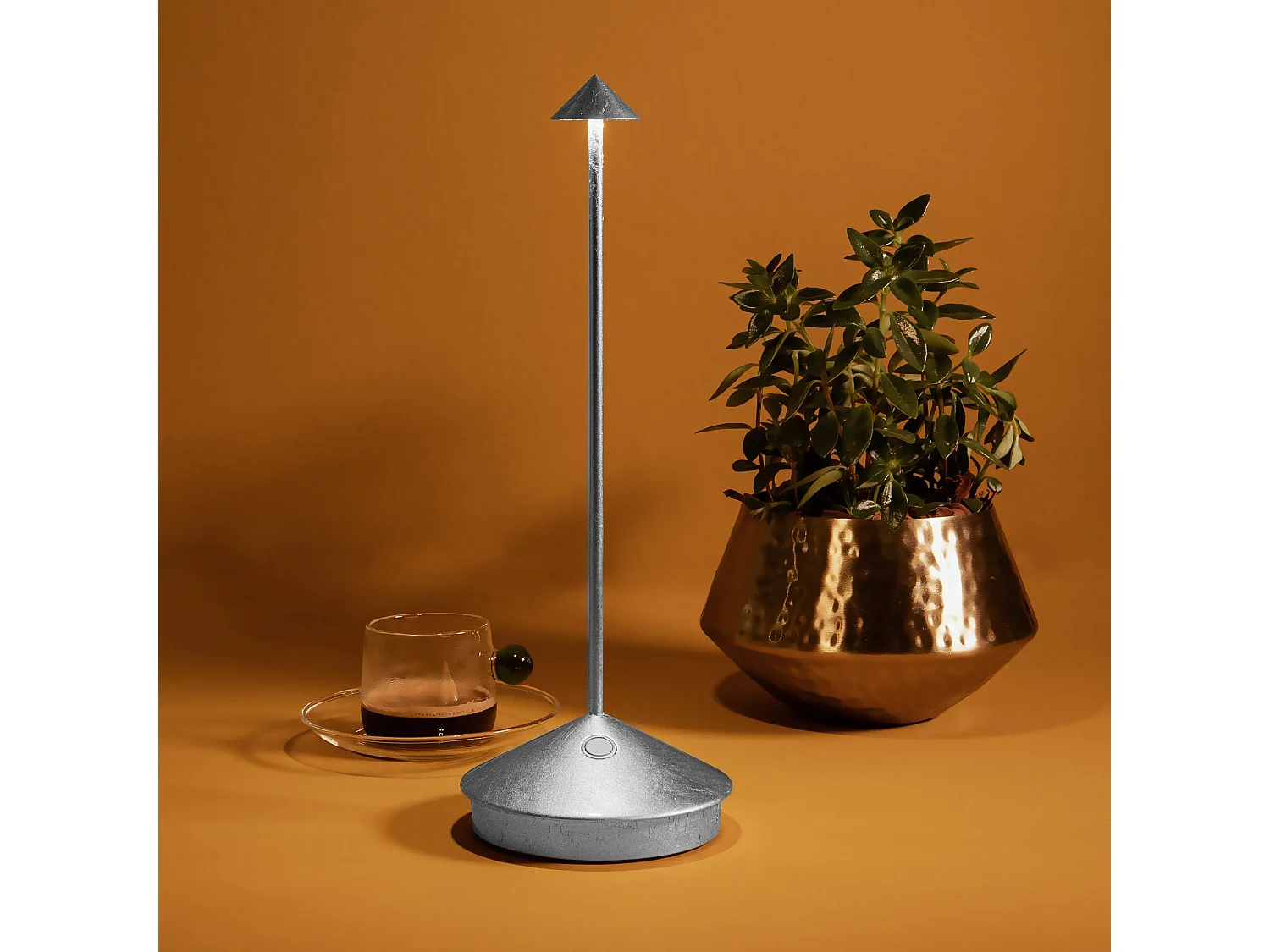 Lámpara de mesa LED Pina Pro, recargable y regulable, hoja de plata, azafrán, 2200-2700-3000K