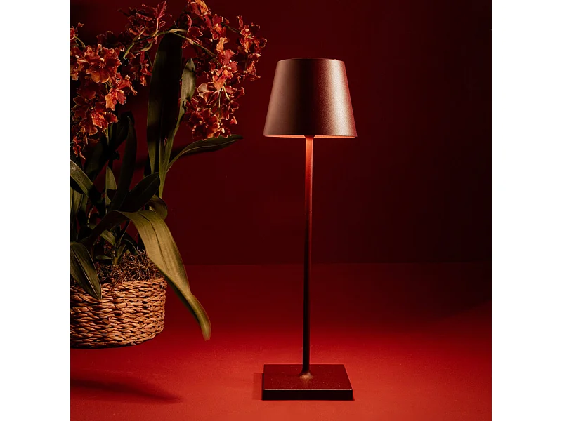 Lámpara de mesa LED Zafferano Poldina Pro Bordeaux, recargable y regulable, con una duración de batería de hasta 12 horas. Apta para exteriores, IP65.