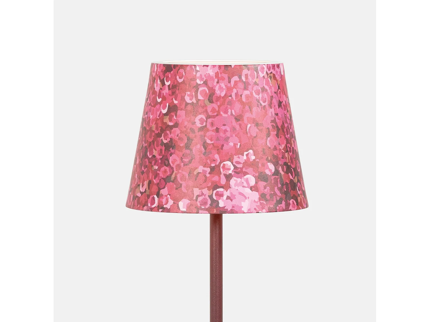 Lámpara de mesa LED Zafferano Poldina Pro Bordeaux, recargable y regulable, con una duración de batería de hasta 12 horas. Apta para exteriores, IP65.