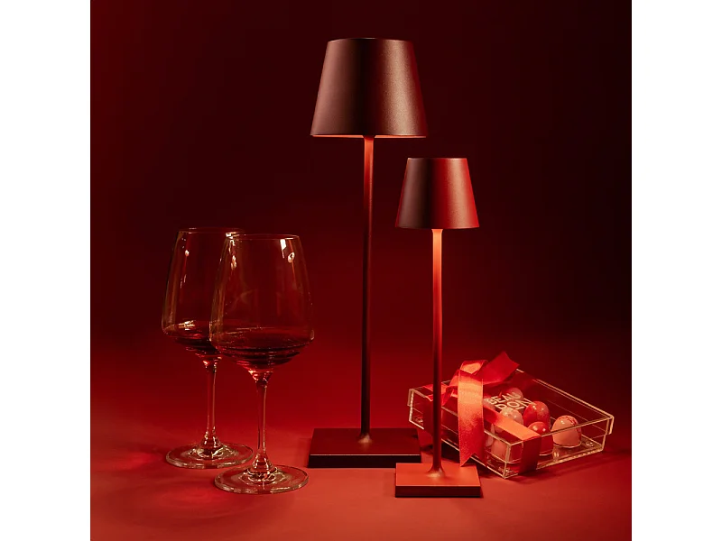 Saffron Poldina Pro Bordeaux LED table lamp, rechargeable and dimmable, with a battery life of up to 12 hours. Suitable for outdoor use, IP65.