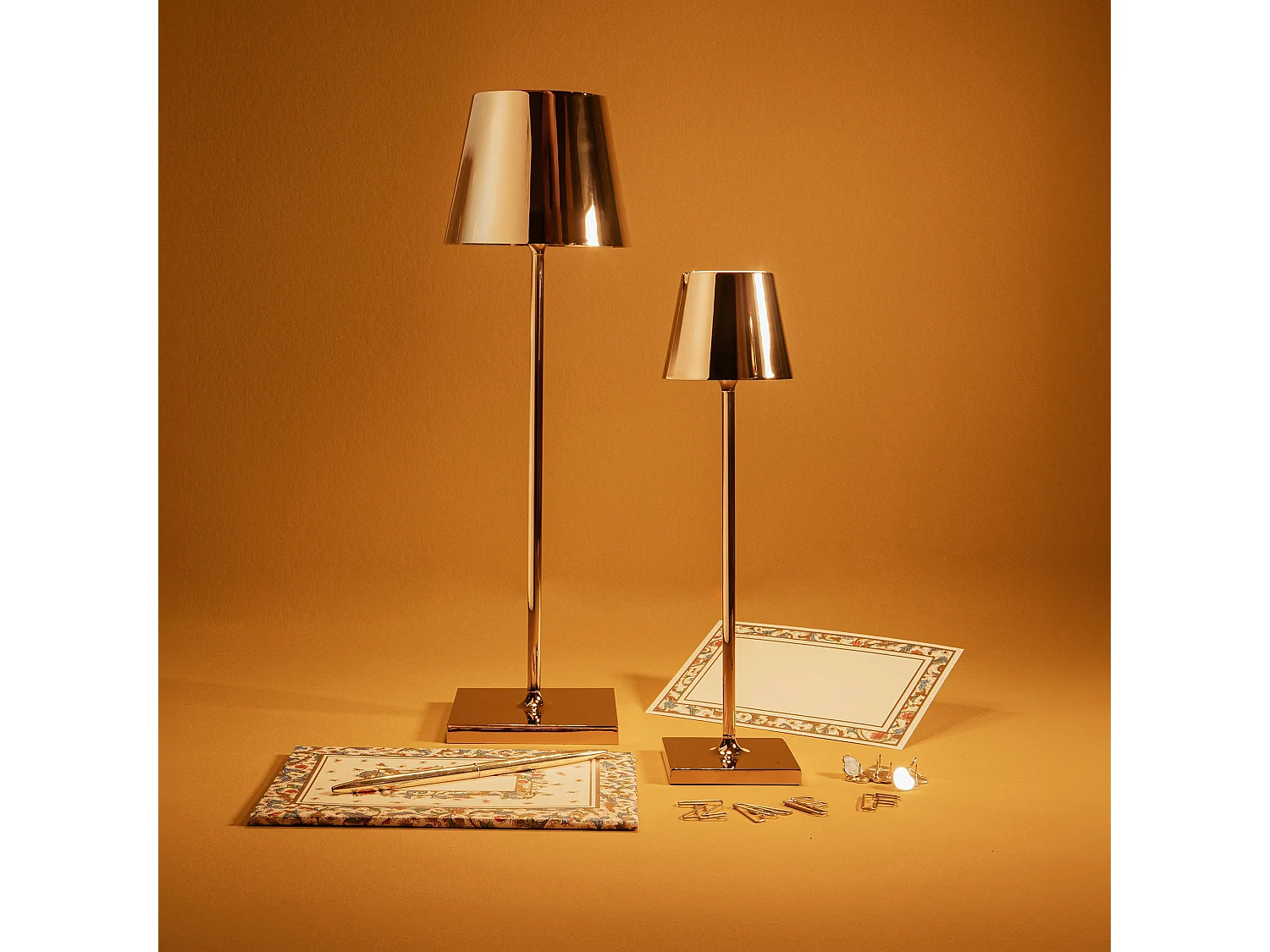 Lampe de table LED Zafferano Poldina Pro Glossy Gold, rechargeable et dimmable, avec une autonomie allant jusqu'à 12 heures.