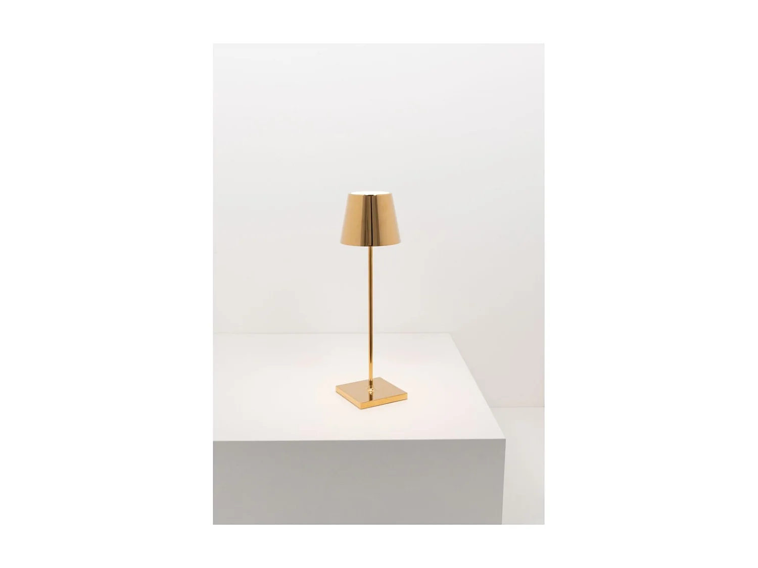 Lampe de table LED Zafferano Poldina Pro Glossy Gold, rechargeable et dimmable, avec une autonomie allant jusqu'à 12 heures.