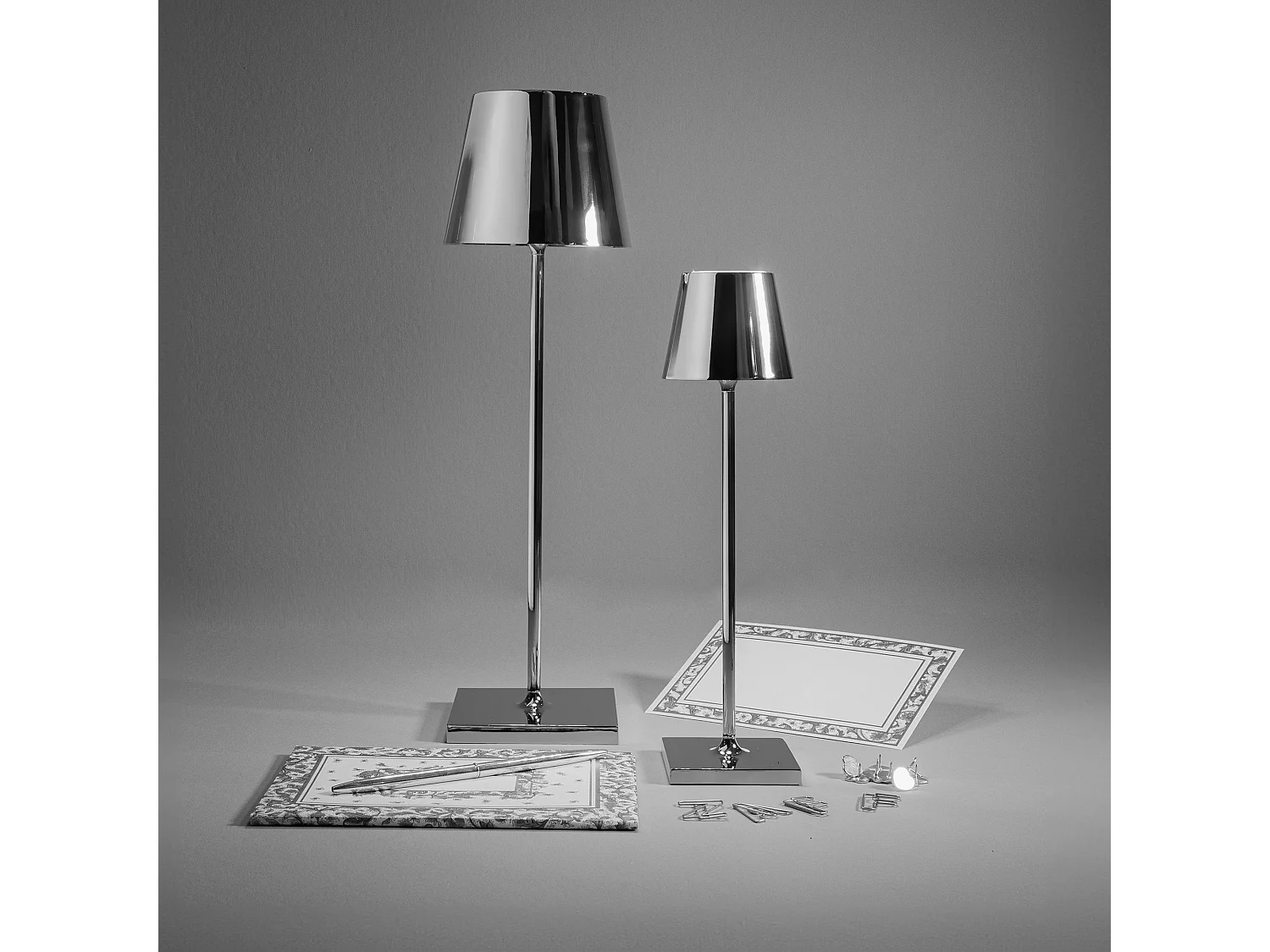 Lámpara de mesa LED Zafferano Poldina Pro en cromo pulido, recargable y regulable con duración de batería de hasta 12 horas