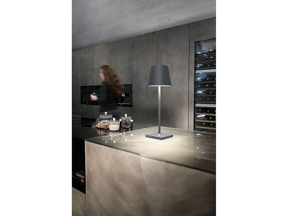 Saffron Poldina L Desk LED-bordlampe, mørkegrå, genopladelig og dæmpbar, med batterilevetid på op til 12 timer.