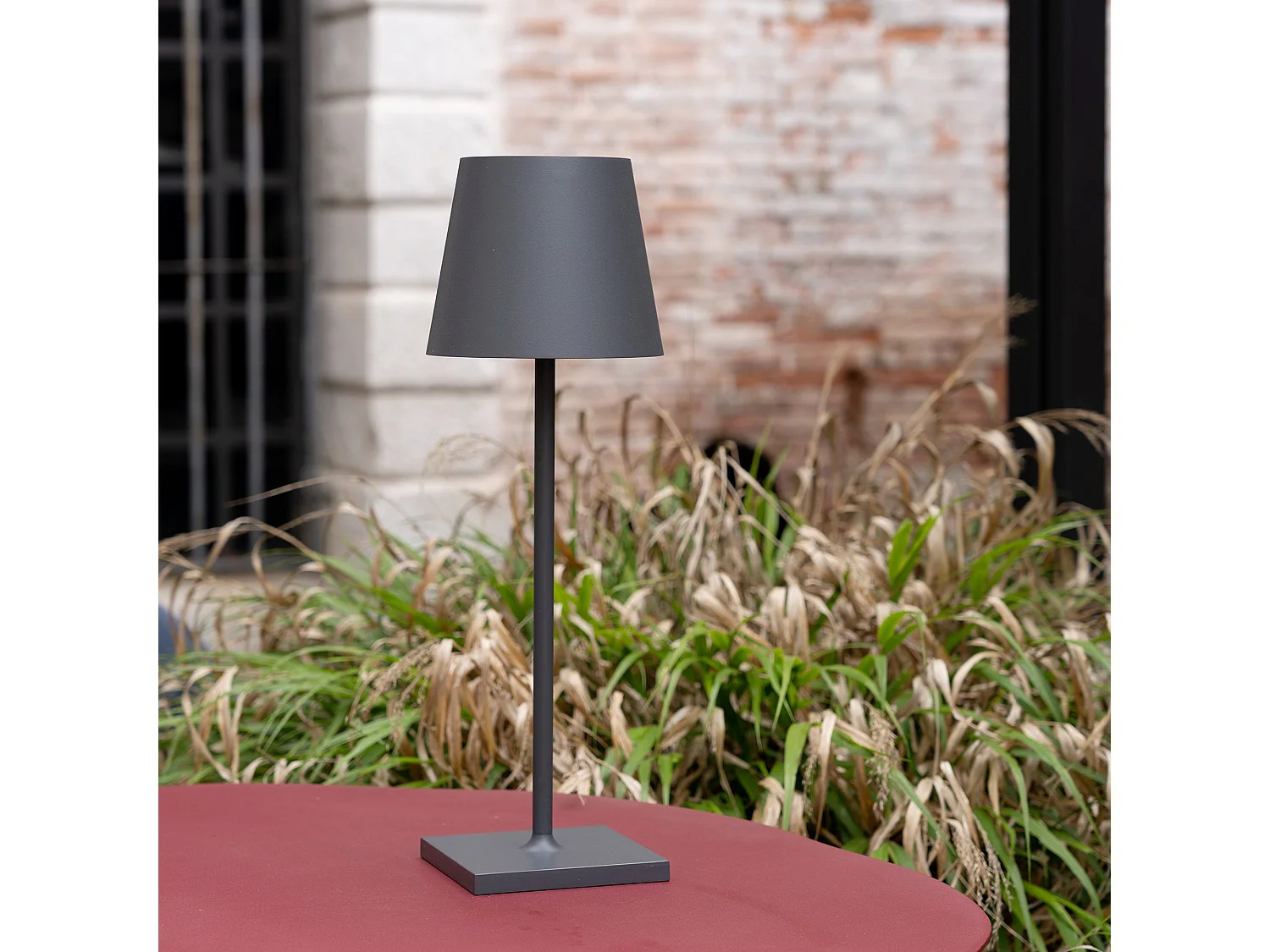 Saffron Poldina L Desk LED-bordlampe, mørkegrå, genopladelig og dæmpbar, med batterilevetid på op til 12 timer.