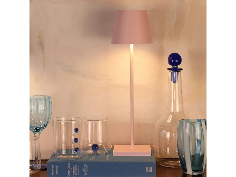 Saffron Poldina Pro Pink LED table lamp, rechargeable and dimmable, with a battery life of up to 12 hours. Suitable for outdoor use, IP65 rated.