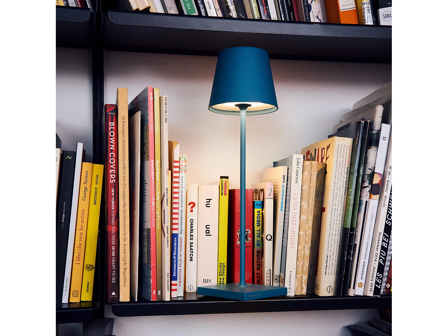 Saffron Poldina Pro LED-bordlampe i Avio Blue, genopladelig og dæmpbar med en batterilevetid på op til 12 timer. Velegnet til udendørs brug, IP65.