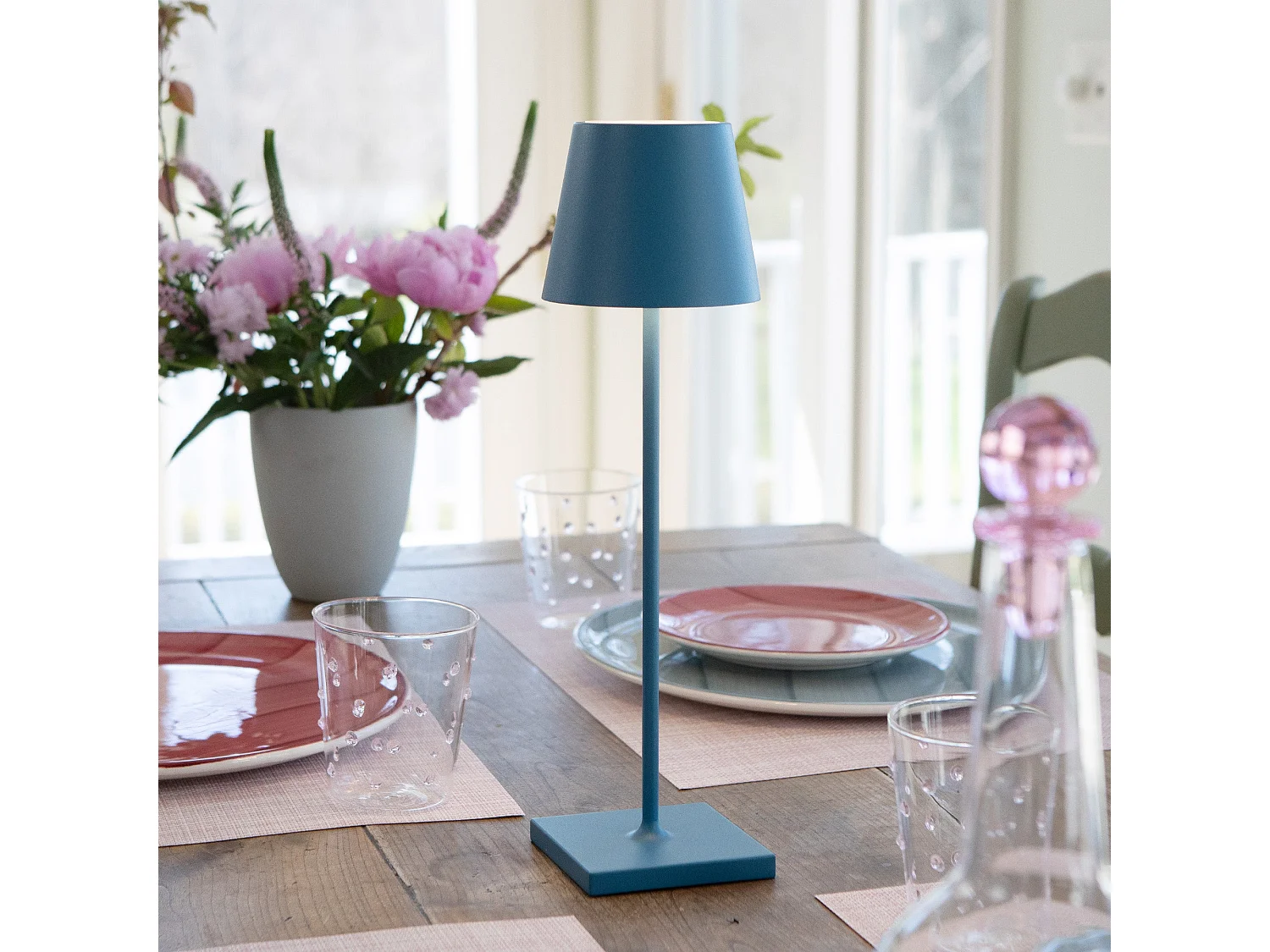 Saffron Poldina Pro LED-bordlampe i Avio Blue, genopladelig og dæmpbar med en batterilevetid på op til 12 timer. Velegnet til udendørs brug, IP65.