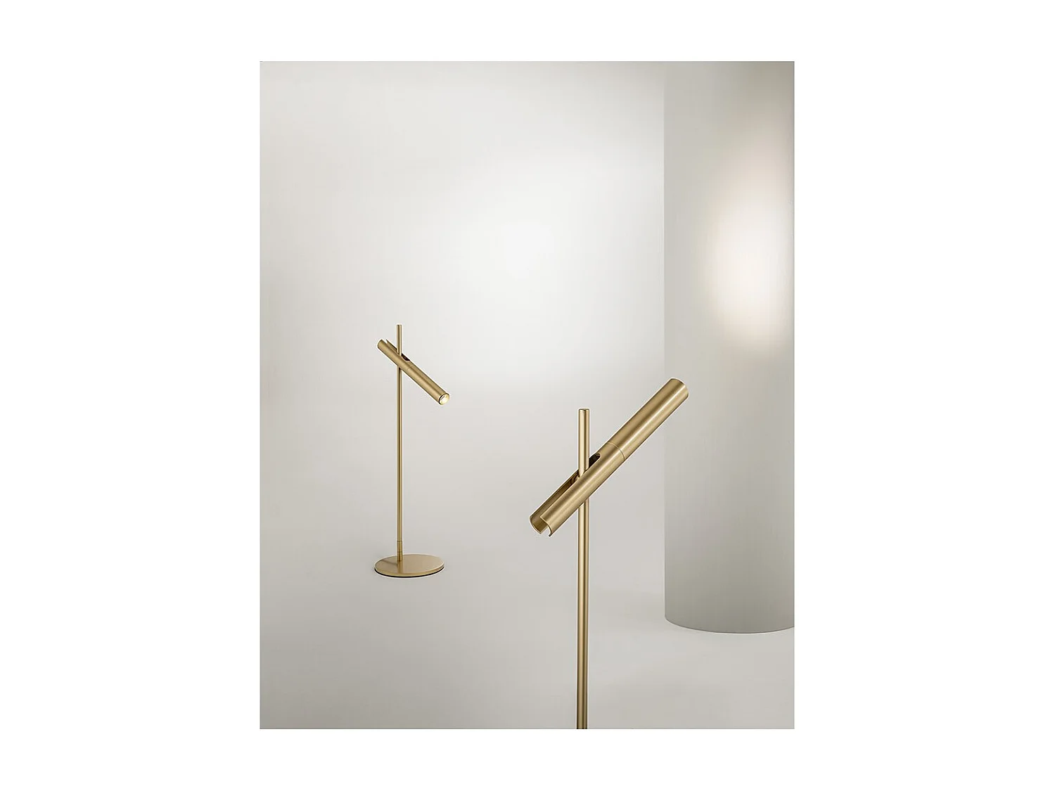 Lámpara de mesa Sniper - Metálica, color dorado, cabezal ajustable, 57 cm de altura, 6 W, regulable, 3000 K, 480 lm - Perenz