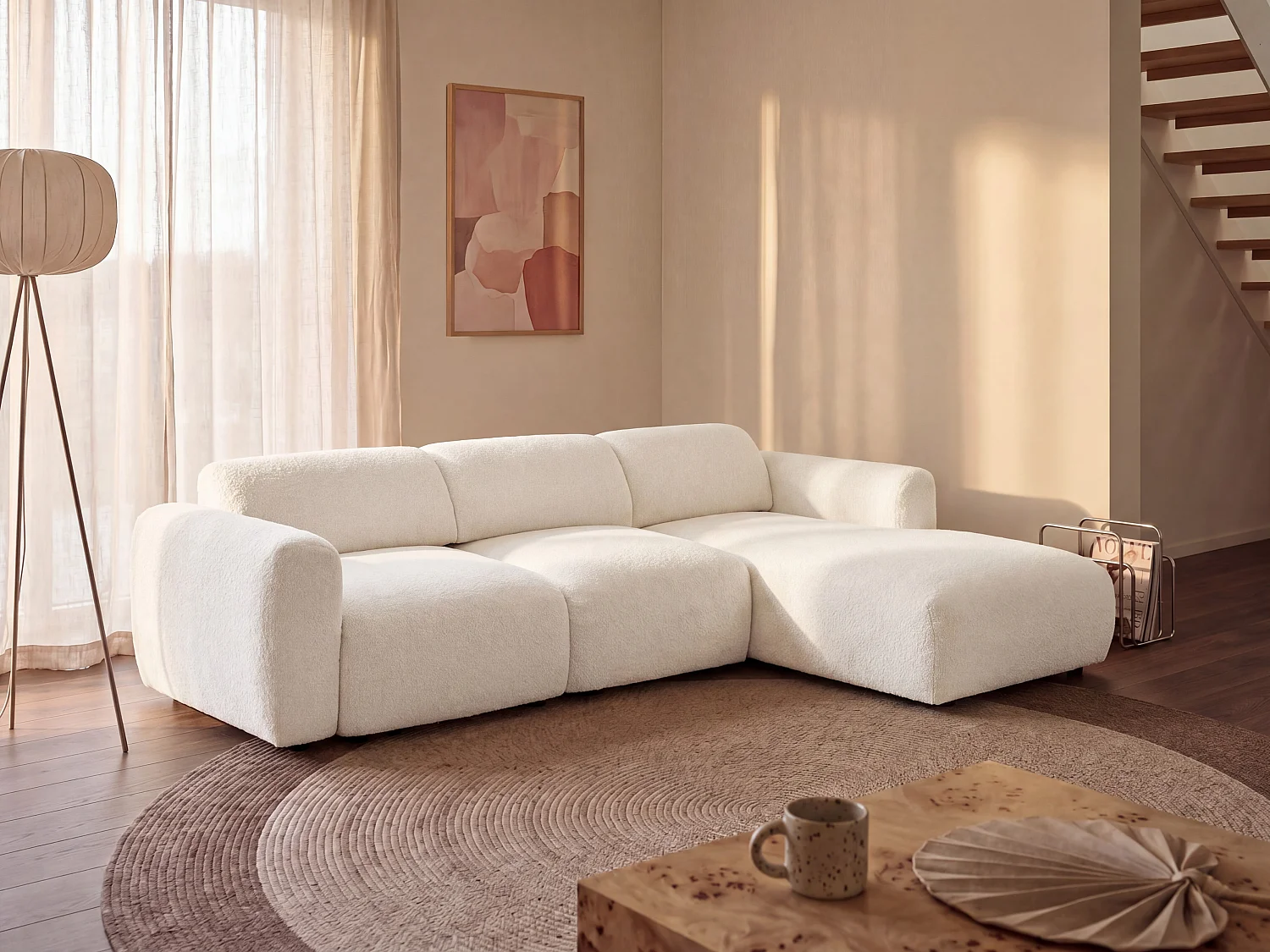 Grand canapé d'angle droit modulable en tissu bouclette blanc POGNI de Maison Céphy