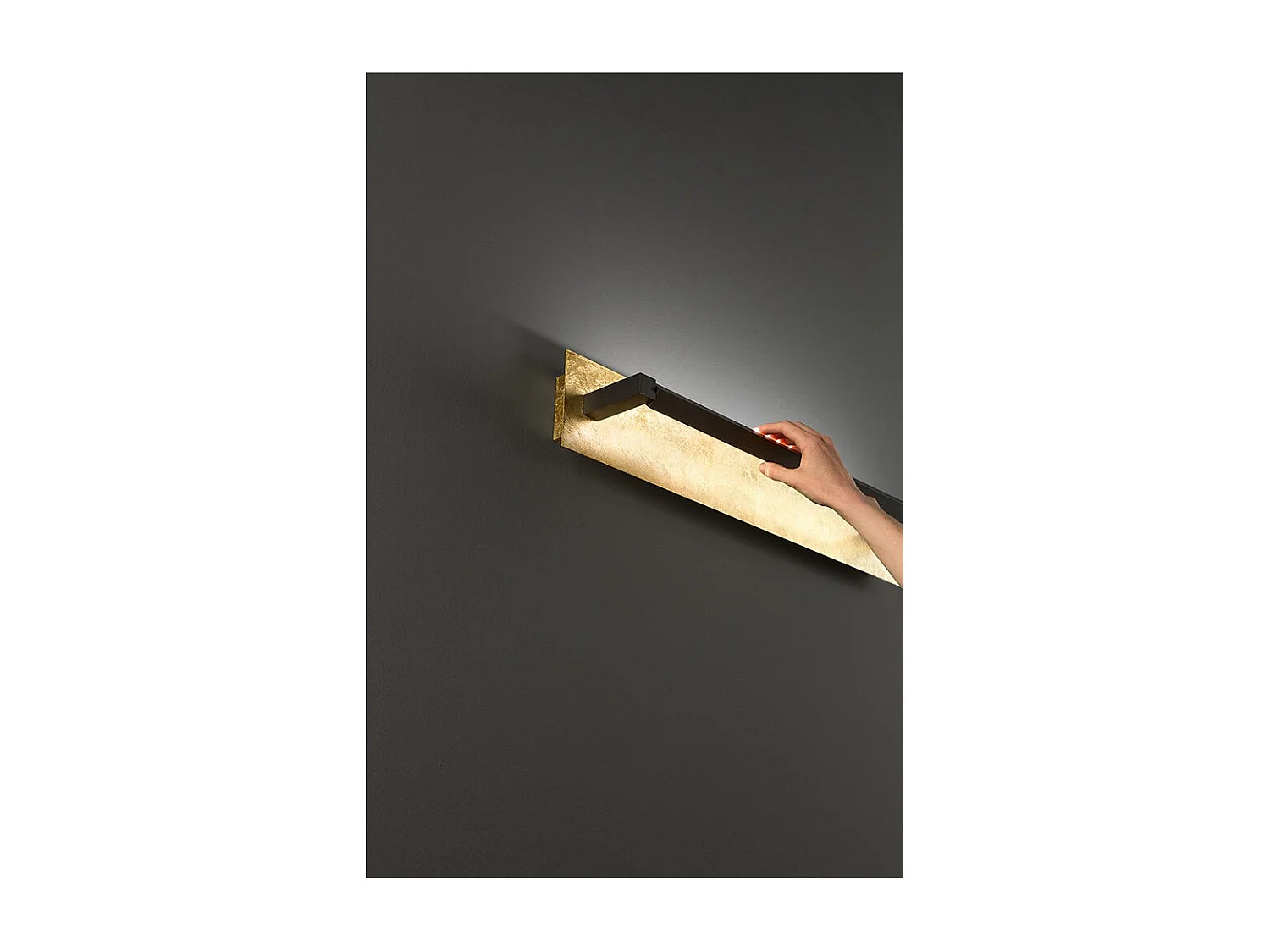 Foglia - Aplique LED de pared de 12 W, CCT 2700K-4000K, L.43 cm, orientable 340°, 960 lm, IP20 - Perenz - Hoja de oro