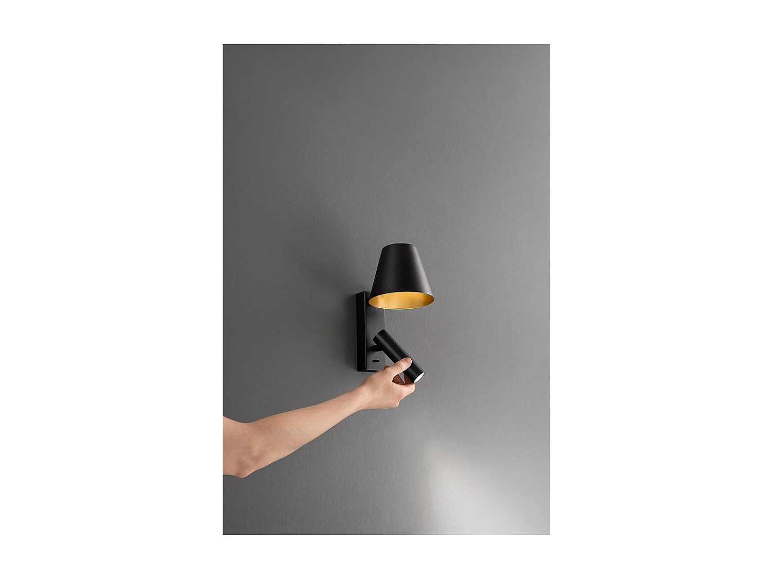 Reverse - Aplique LED de pared para dormitorio de metal, 6 W, 3000 K, 480 lm, regulable, luz en el difusor - Perenz - Blanco