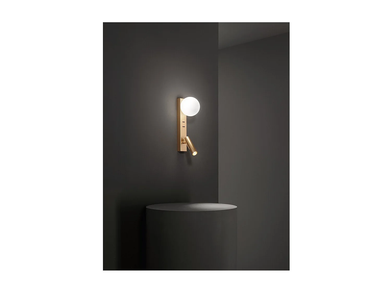 Fog - Aplique de pared con USB y USB-C, LED 3W + G9, Esfera blanca, 3000K, Cuerpo orientable, Difusor de cristal - Perenz - Dorado