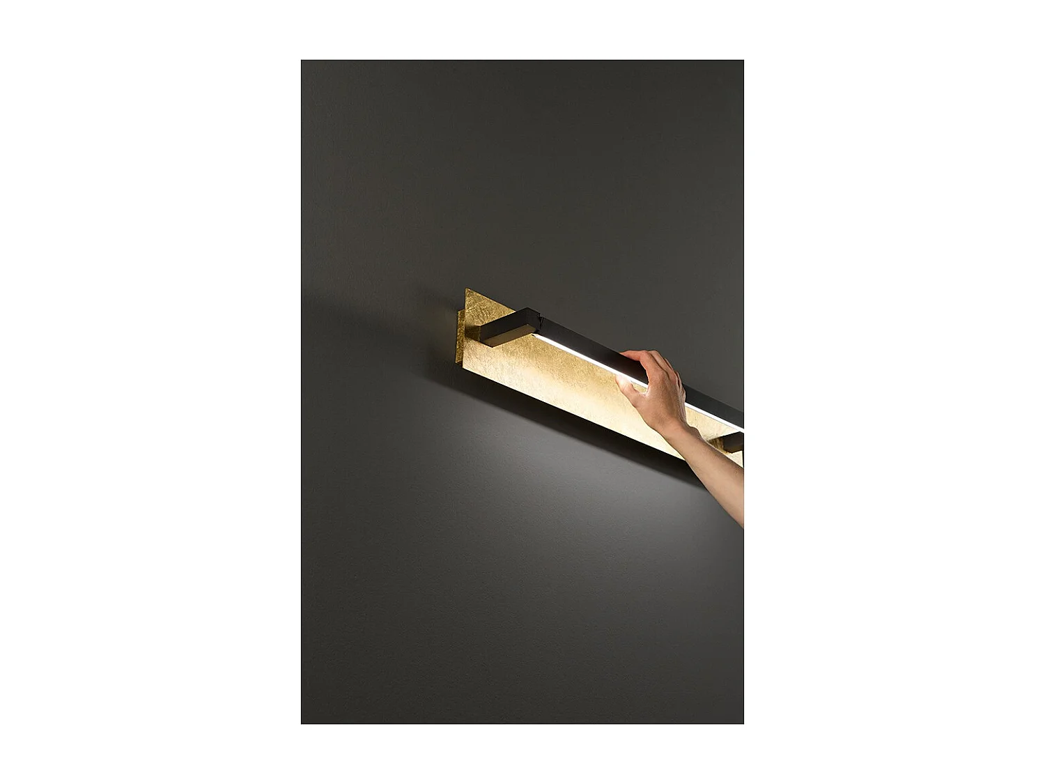 Foglia - Aplique LED de pared de 18 W, CCT 2700K-4000K, L.63 cm, orientable 340°, 1440 lm, IP20 - Perenz - Hoja de oro