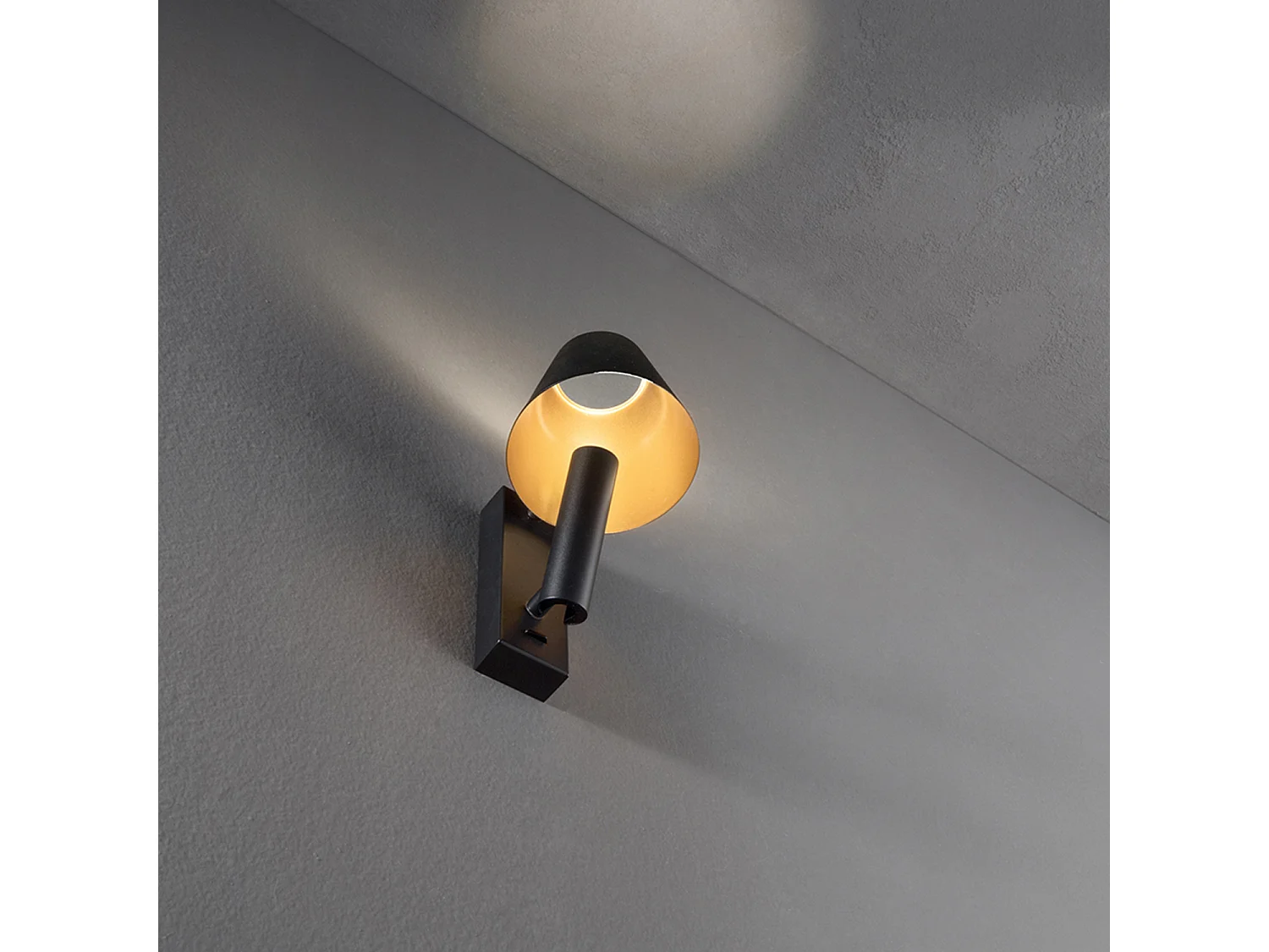 Reverse - 6W LED væglampe til soveværelse i metal, 3000K, 480lm, justerbar, lys i diffusoren - Perenz - sort