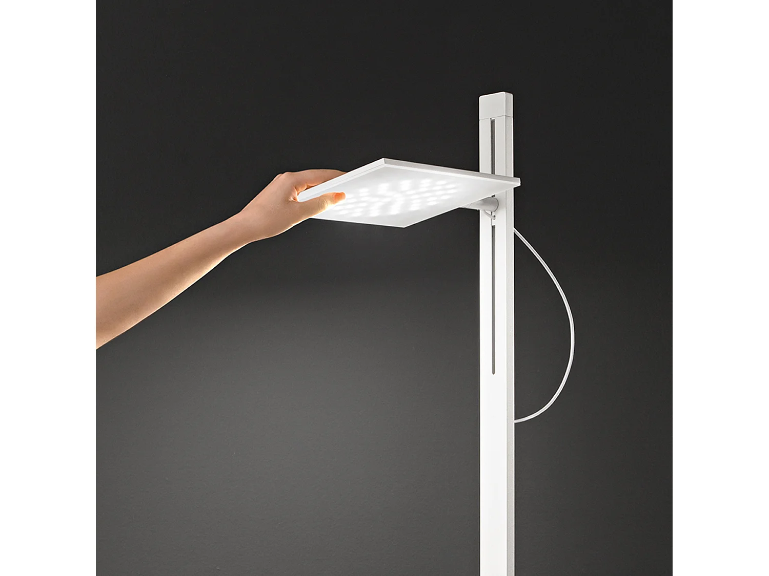 Lampadaire led de salon blanc, 24W 2160lm, réglable en hauteur et orientable à 340°, interrupteur on/off, CCT et variateur à pied