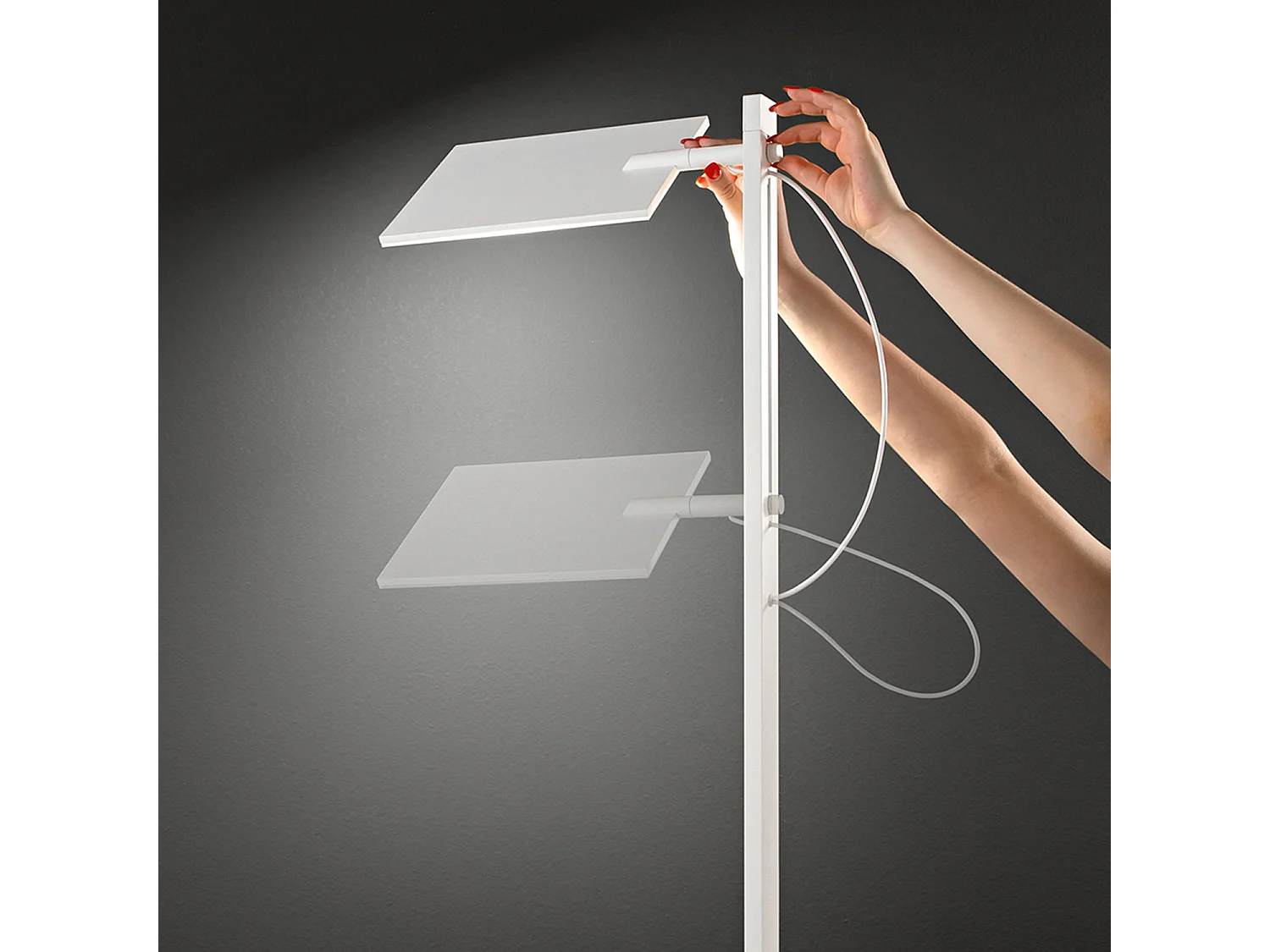 Lampadaire led de salon blanc, 24W 2160lm, réglable en hauteur et orientable à 340°, interrupteur on/off, CCT et variateur à pied