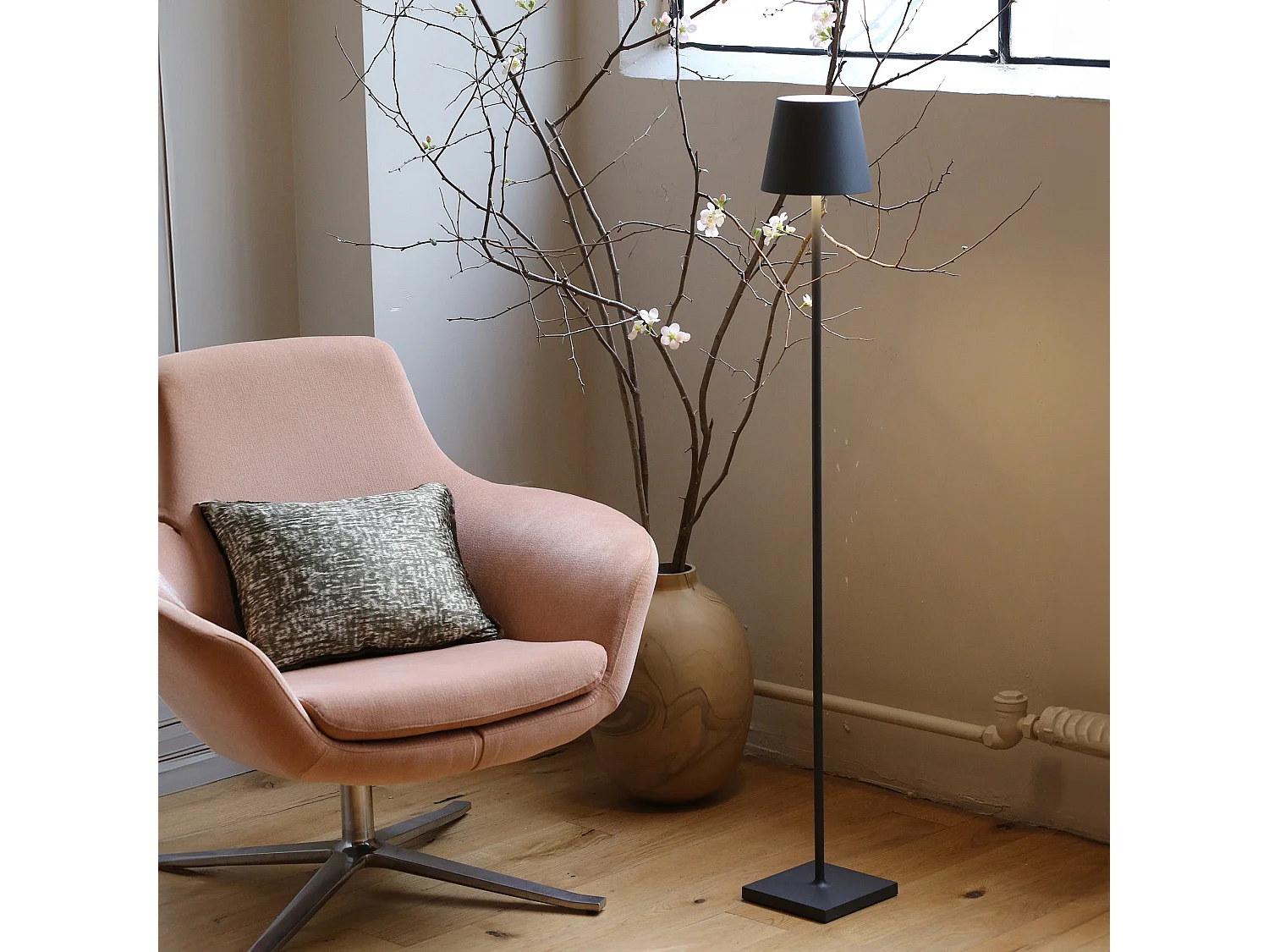 Saffron Poldina Pro L LED-lampe, mørkegrå, genopladelig og dæmpbar, med batterilevetid på op til 12 timer - 2200-2700-3000K, 3 højder 52-87-122cm