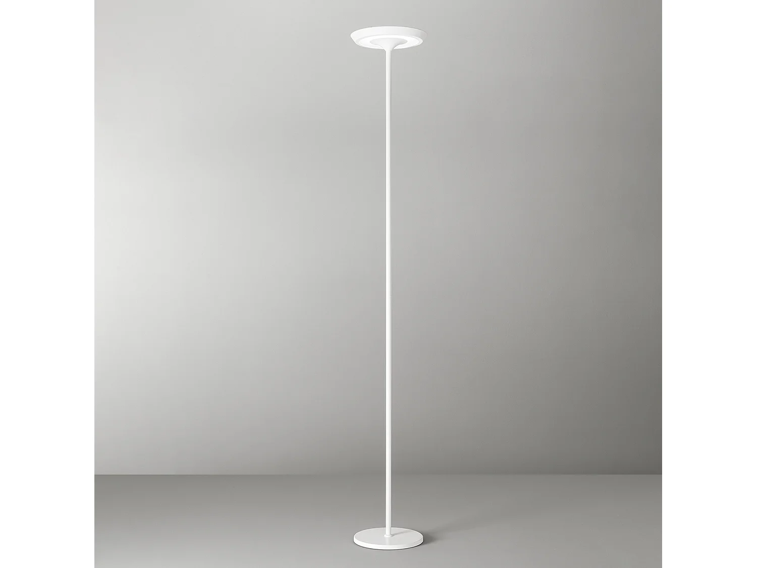 Balance - 25W LED metal gulvlampe, 3000K, H.180 cm, 2376Lm, Tænd/sluk-knap og foddæmper, Hvid - Perenz