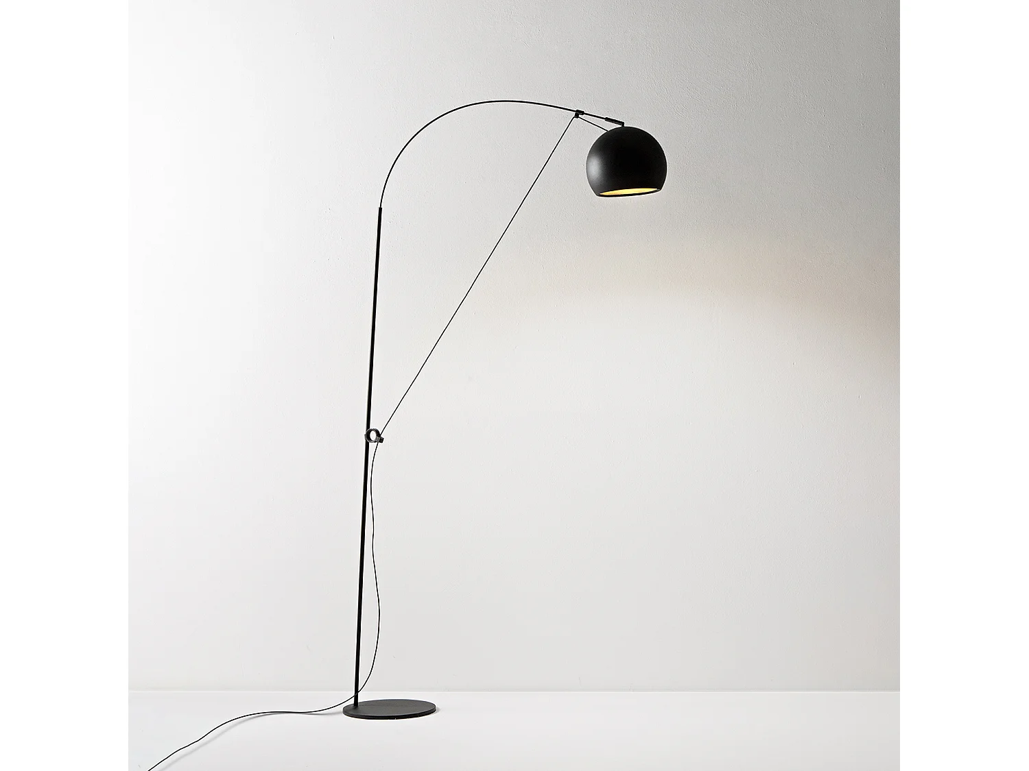 Metalowa lampa podłogowa Perenz, czarna, średnica 30 cm, regulowana wysokość 274 cm, żarówka 1xE27 maks. 60W nie jest dołączona.