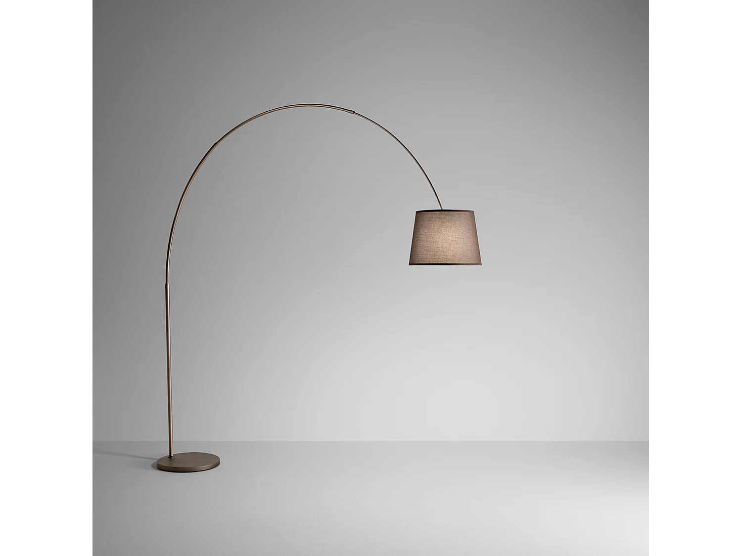 Arche - Buet LED metal gulvlampe 1xE27 MAX 60W, H.230 cm, 180° justerbart lampehoved, Brunt metal - Perenz