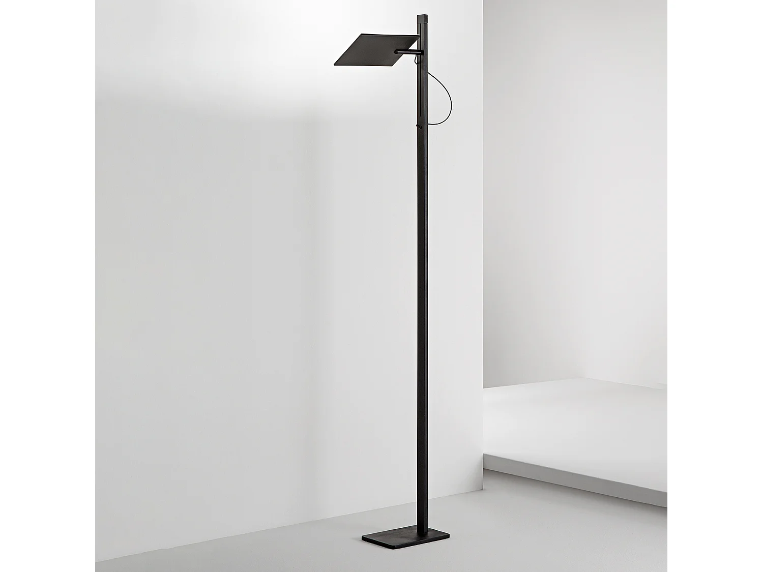 Czarna lampa stojąca LED do salonu, 24 W, 2160 lm, regulowana wysokość i możliwość obrotu o 340°, włącznik/wyłącznik, CCT i ściemniacz nożny