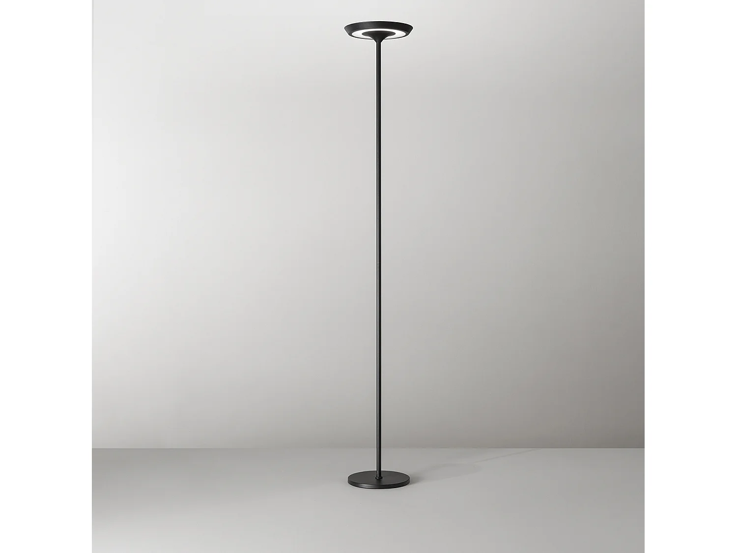 Balance - 25W LED metal gulvlampe, 3000K, H.180 cm, 2376Lm, Tænd/sluk-knap og foddæmper, Sort - Perenz