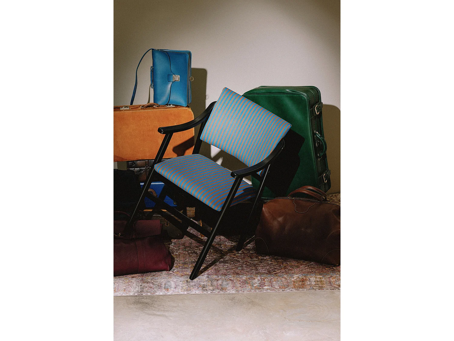 Silla con reposabrazos madera negra y tejido a rayas azules y naranjas ETIENNE