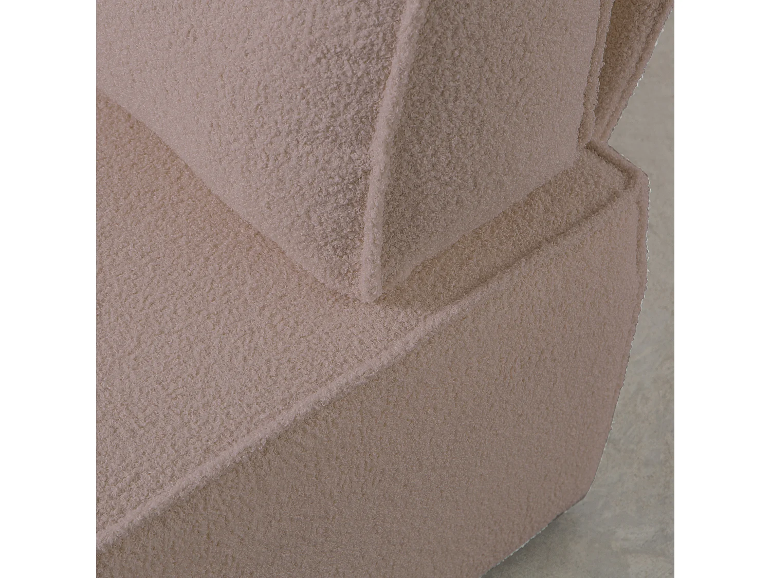 Canapé 2 places chaise longue en bouclé et en pin Rose clair