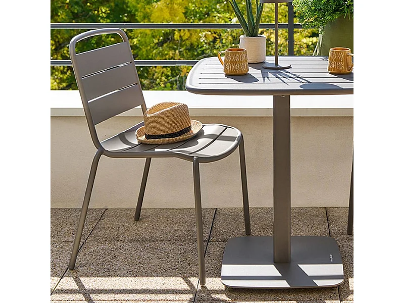 Chaise extérieure métal empilable Alegoria café Hespéride