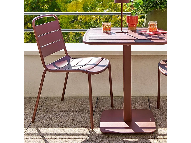 Chaise extérieure métal empilable Alegoria acajou Hespéride