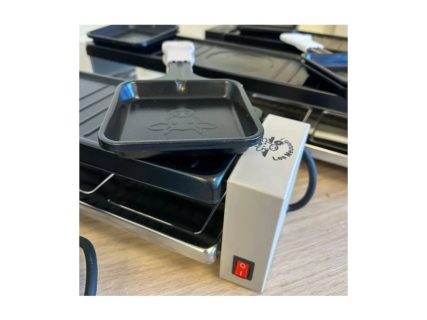 Raclette-Gerät Little Balance für 4 Personen 800W, abnehmbare Antihaftplatte, 4 Pfännchen aus Naturholz, kompakt und leicht