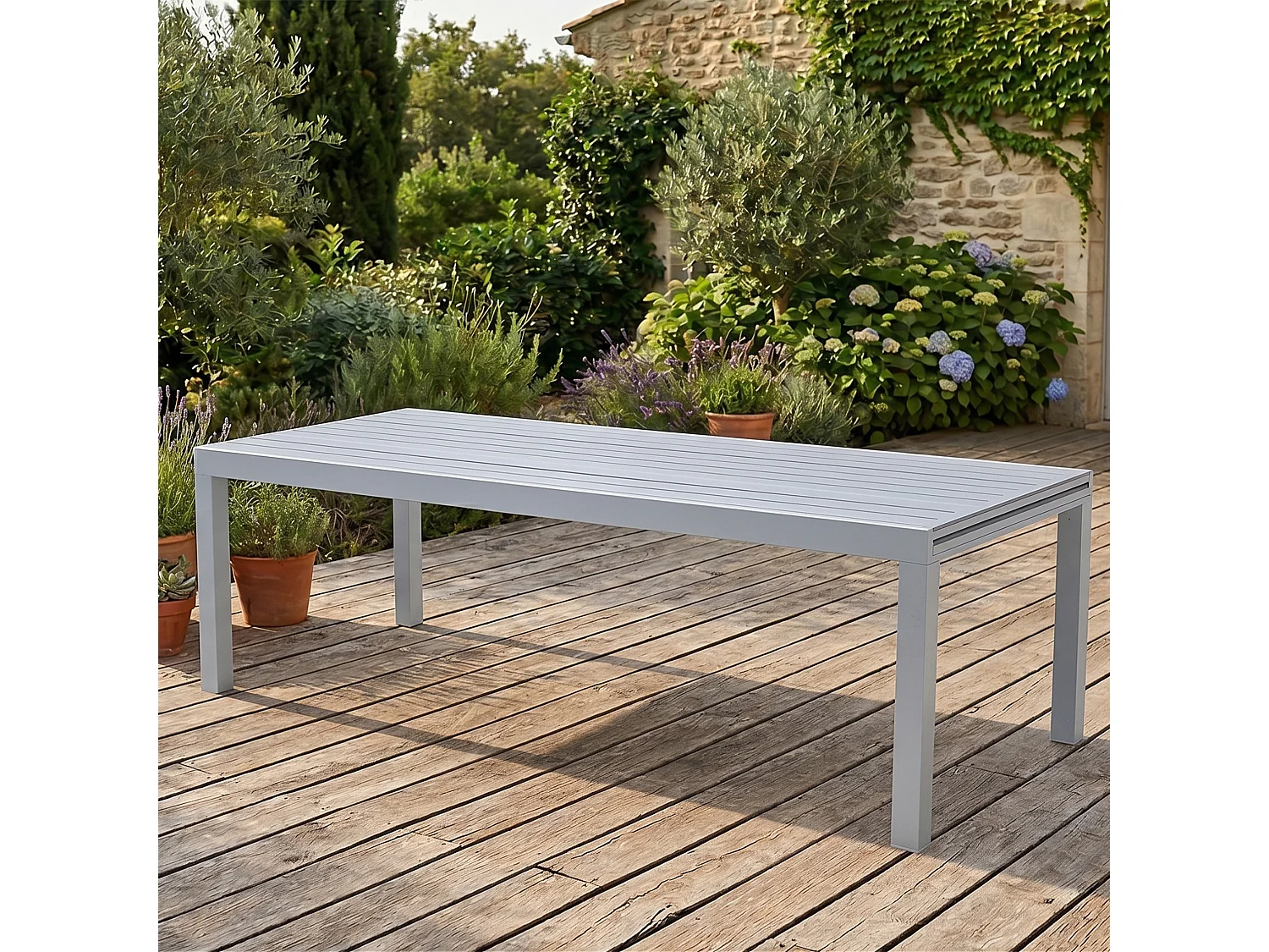 Table Tulum10/14 personnes structure blanche, plateau en aluminium décors bois gris