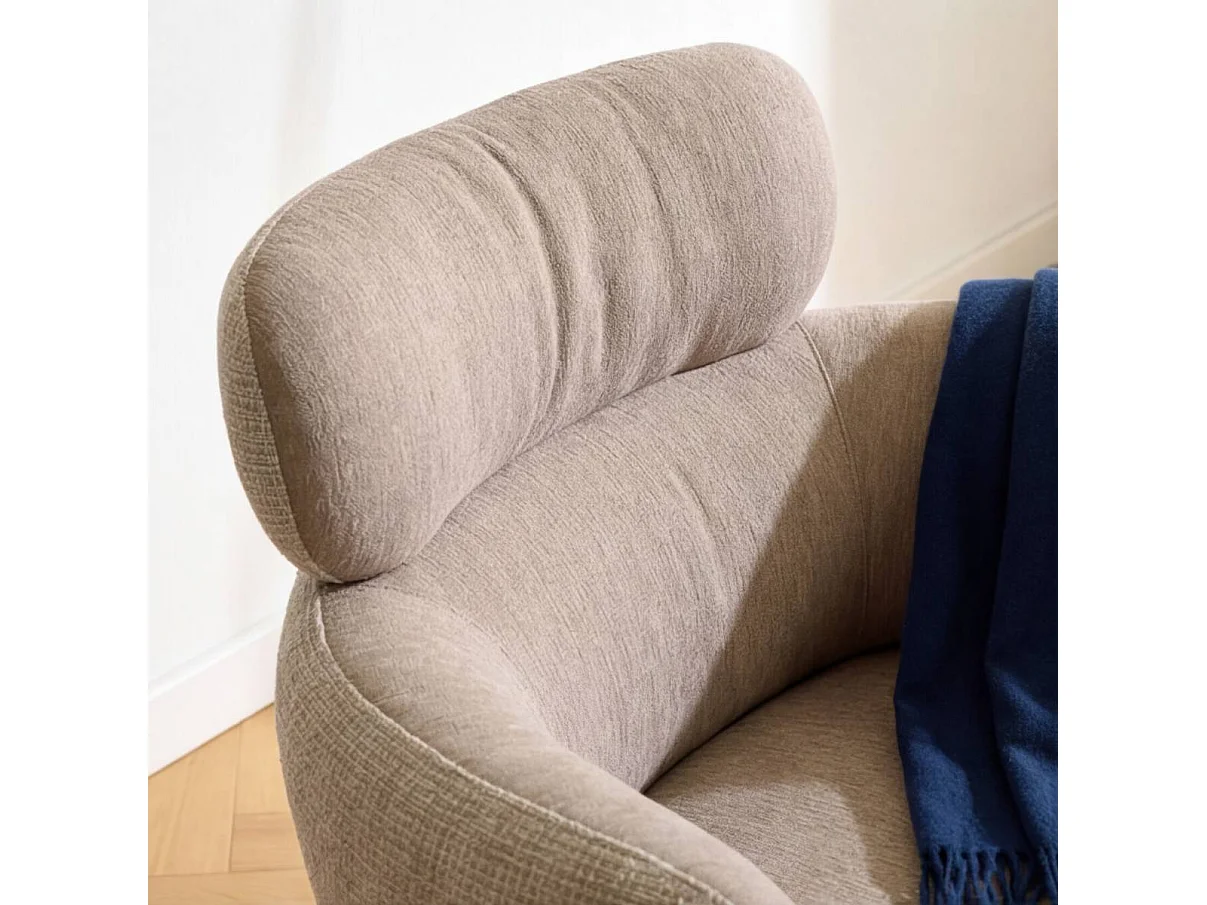 Fauteuil en tissu taupe et pieds en métal effet bois Aléa
