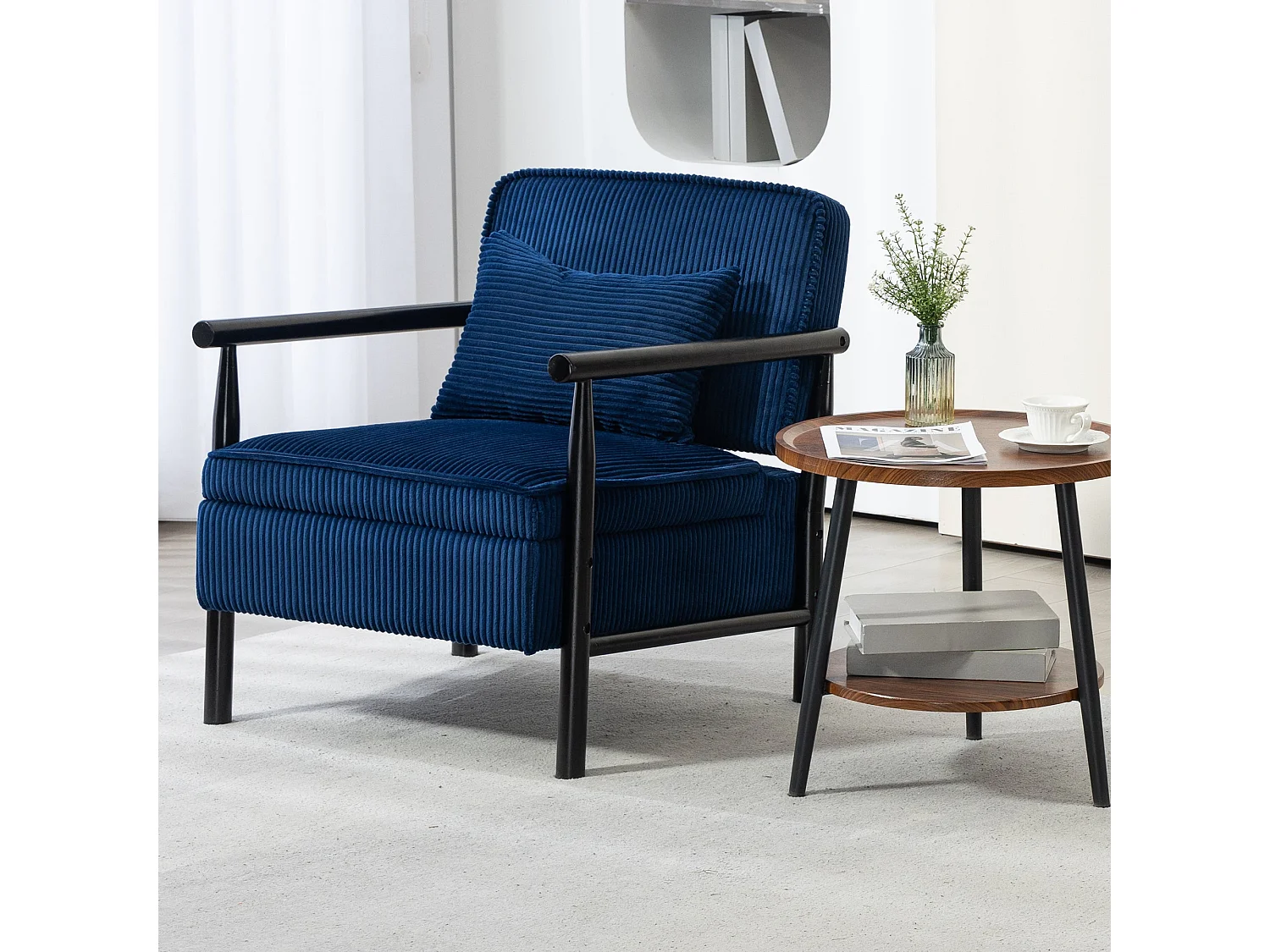 Fauteuil bleu de style médiéval en bois avec espace de rangement, convenant aux chambres et aux vérandas