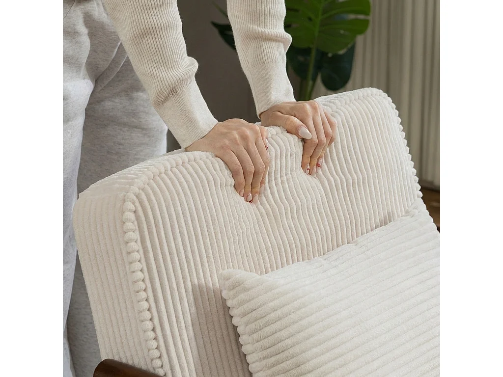 Fauteuil blanc de style médiéval en bois avec espace de rangement, convenant aux chambres et aux vérandas