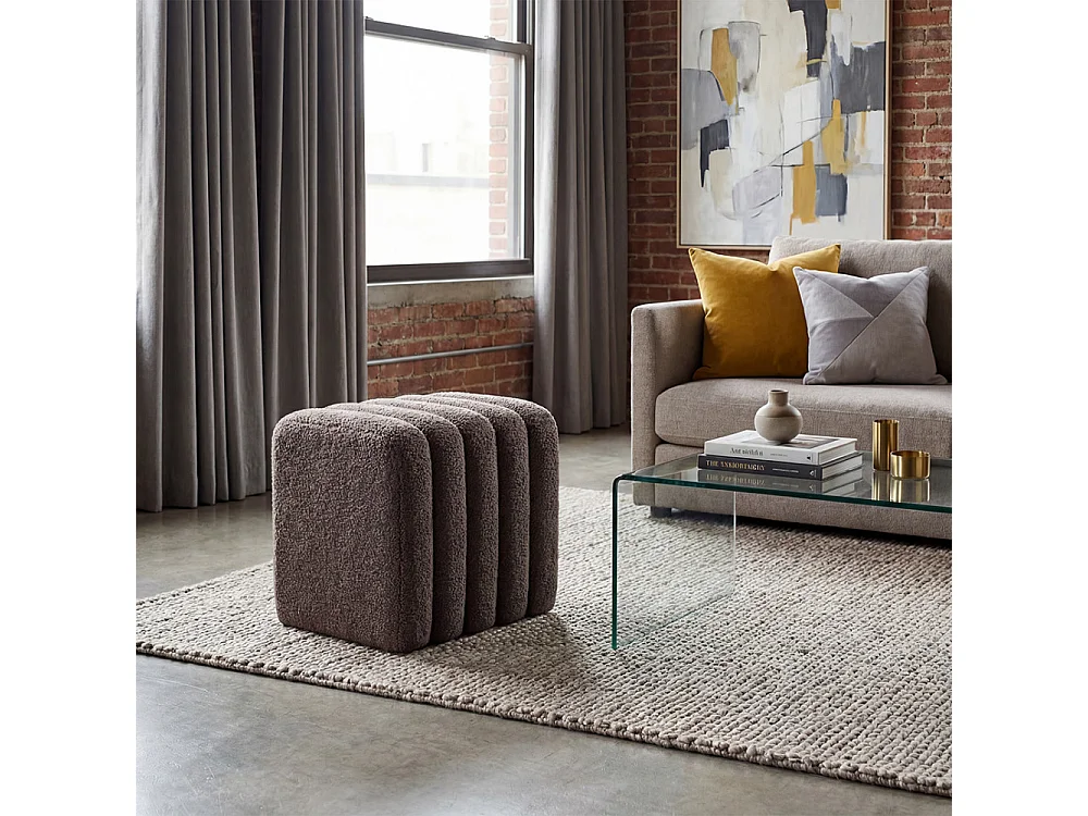 Leto - Pouf rembourré en tissu bouclette - Taupe