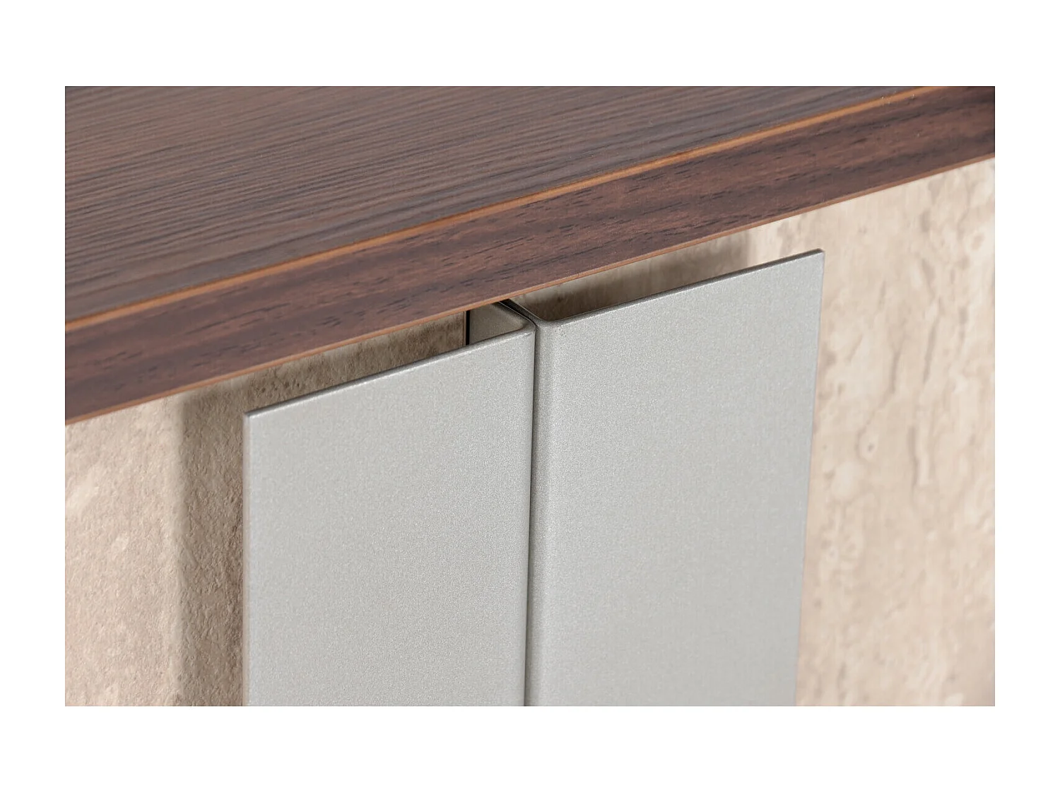 Buffetkast van MDF en metaal, 180x40x73,5 cm, bruin marmerlook.